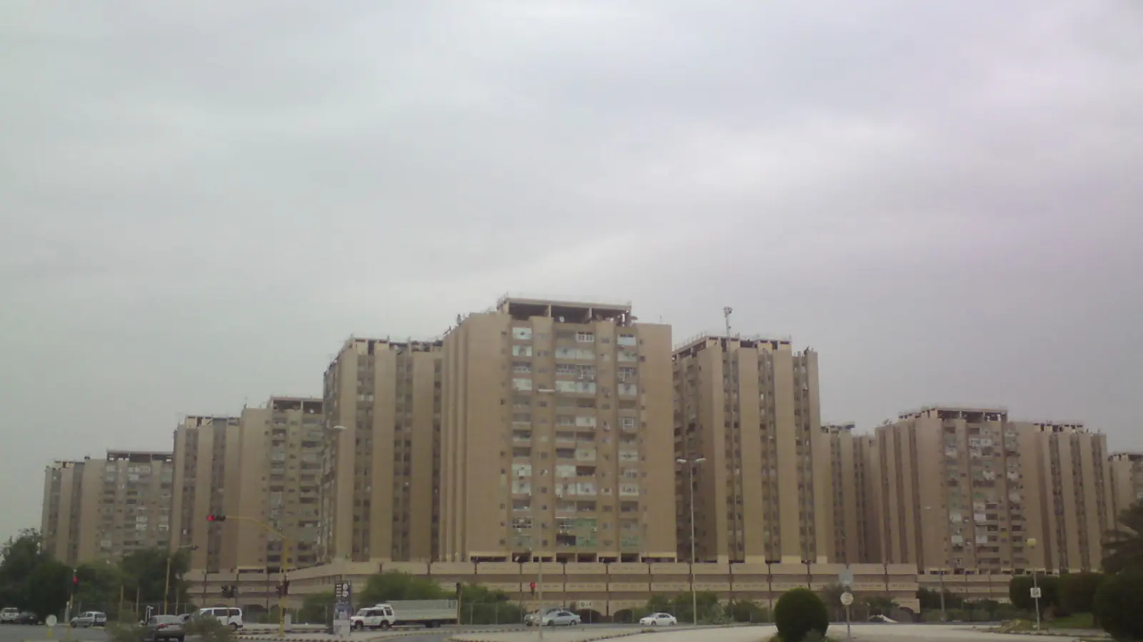 مجمع سكني متعدد الأبراج في الدمام بمواقف ومرافق مشتركة، من النوع الذي يحتاج جهة مرخّصة تتولى إدارة الأملاك العقارية نيابة عن الملاك
