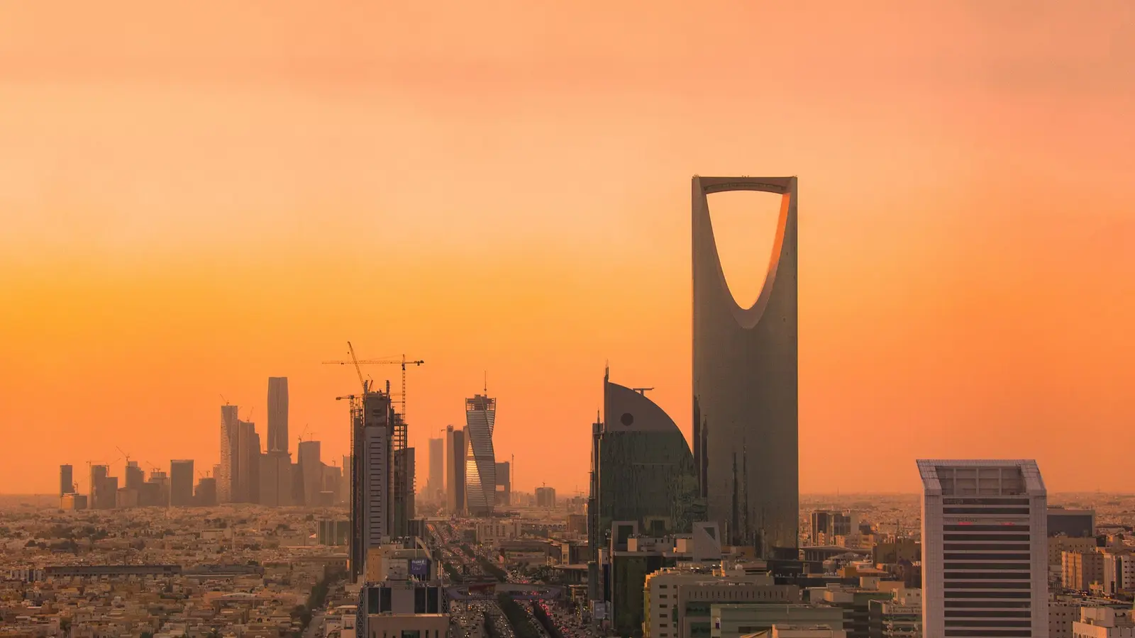 أفق شمال الرياض عند الغروب حيث تتركّز منشآت سوق العمل السعودي التي تُدار عليها ملفات العمالة الوافدة
