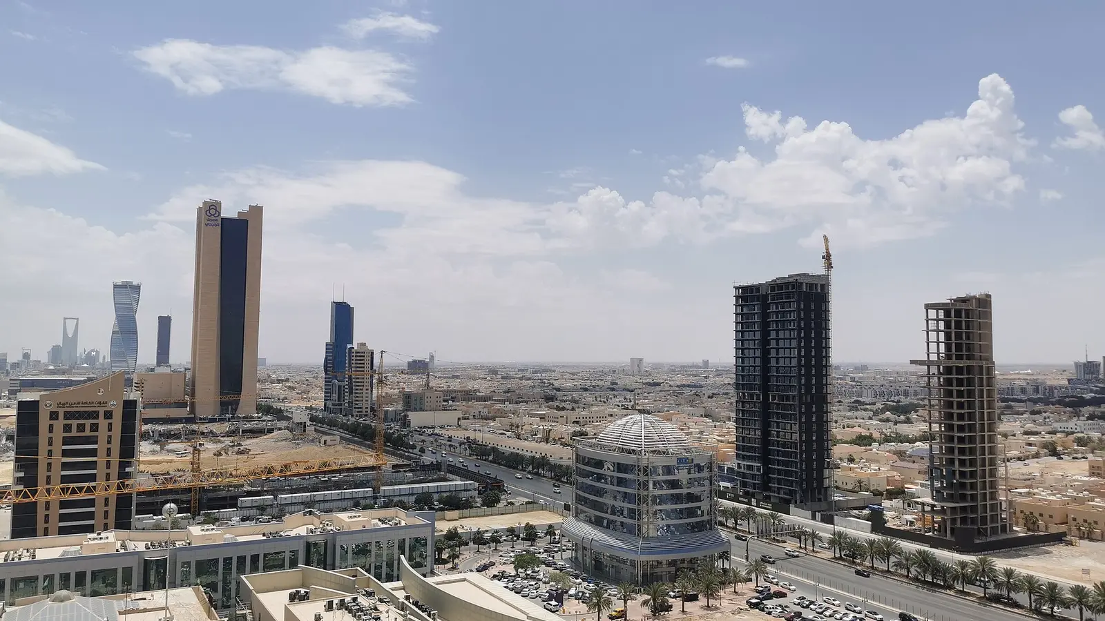 منظر عام لمنطقة الأعمال في مدينة الرياض بأبراجها ومبانيها التجارية