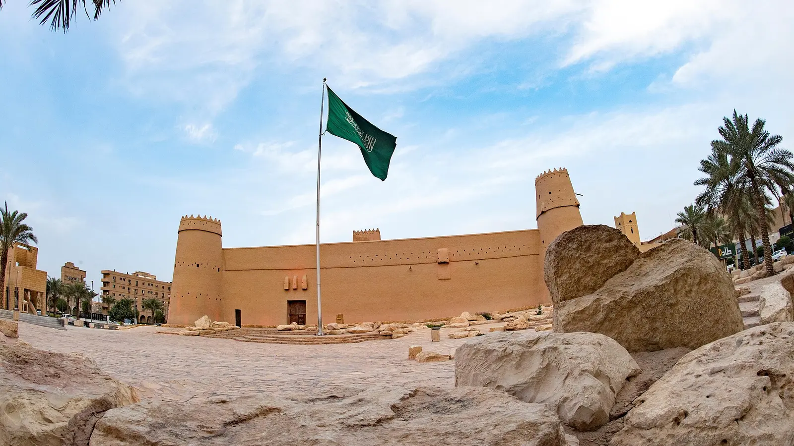 قصر المصمك التاريخي في الرياض ترفرف فوقه راية المملكة العربية السعودية، رمزًا للجهات الحكومية التي تصدر عنها الأوراق والمستندات الرسمية