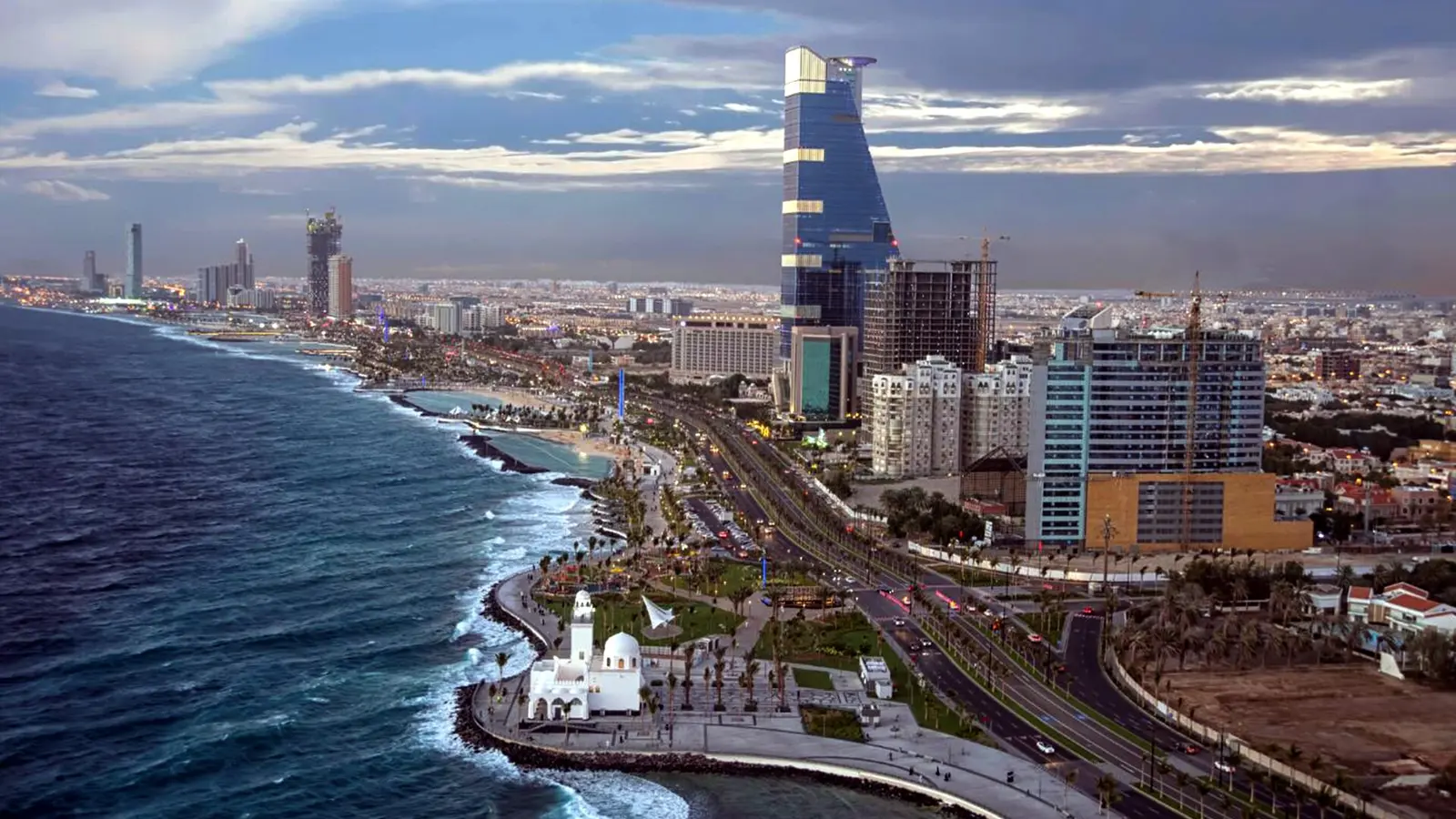 واجهة جدة البحرية وأبراج المدينة المطلّة على البحر الأحمر في المنطقة الغربية من المملكة