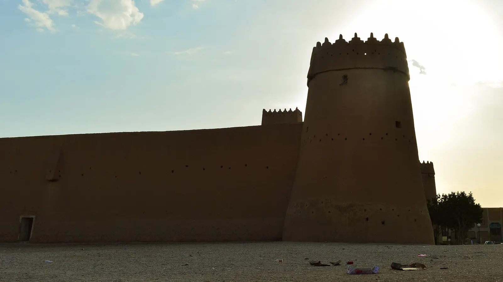 سور وبرج من قصر المصمك التاريخي في الرياض ببنائه الطيني التقليدي
