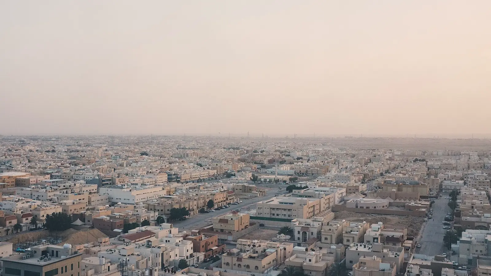 منظر جوي عام لأحياء مدينة الرياض السكنية عند الغسق