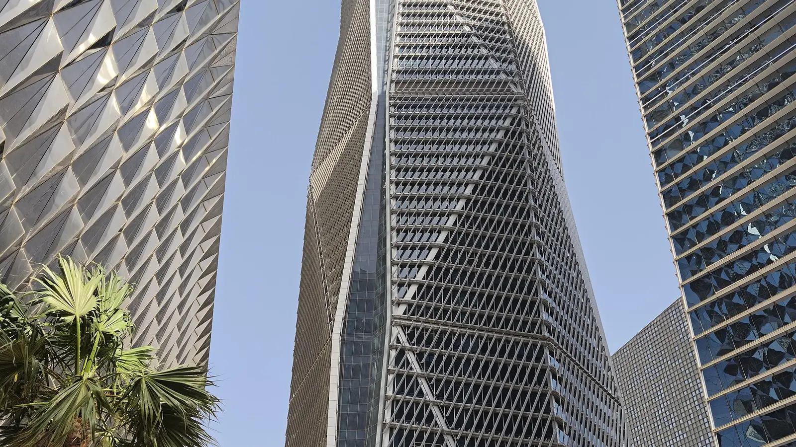 برج شاهق في مركز الملك عبدالله المالي بالرياض يرمز إلى بيئة الأعمال التي يصدر فيها المستثمر تسجيله الاستثماري