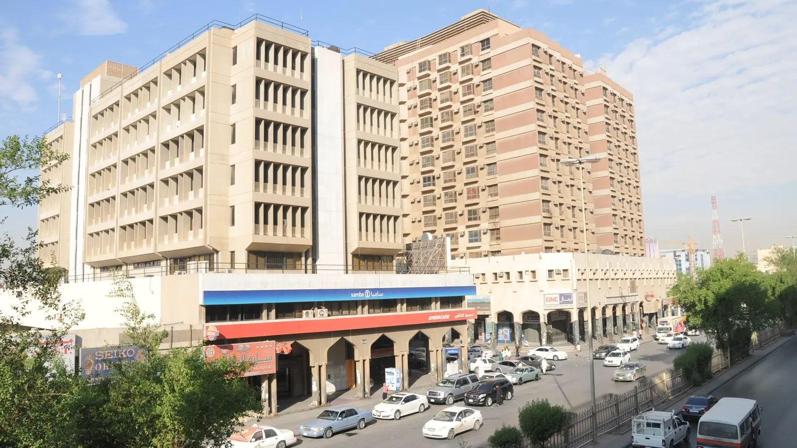 مبانٍ إدارية وتجارية في حي بالرياض، ترمز إلى المنشآت التي تحتاج تراخيص نظامية لمزاولة أنشطتها في السعودية