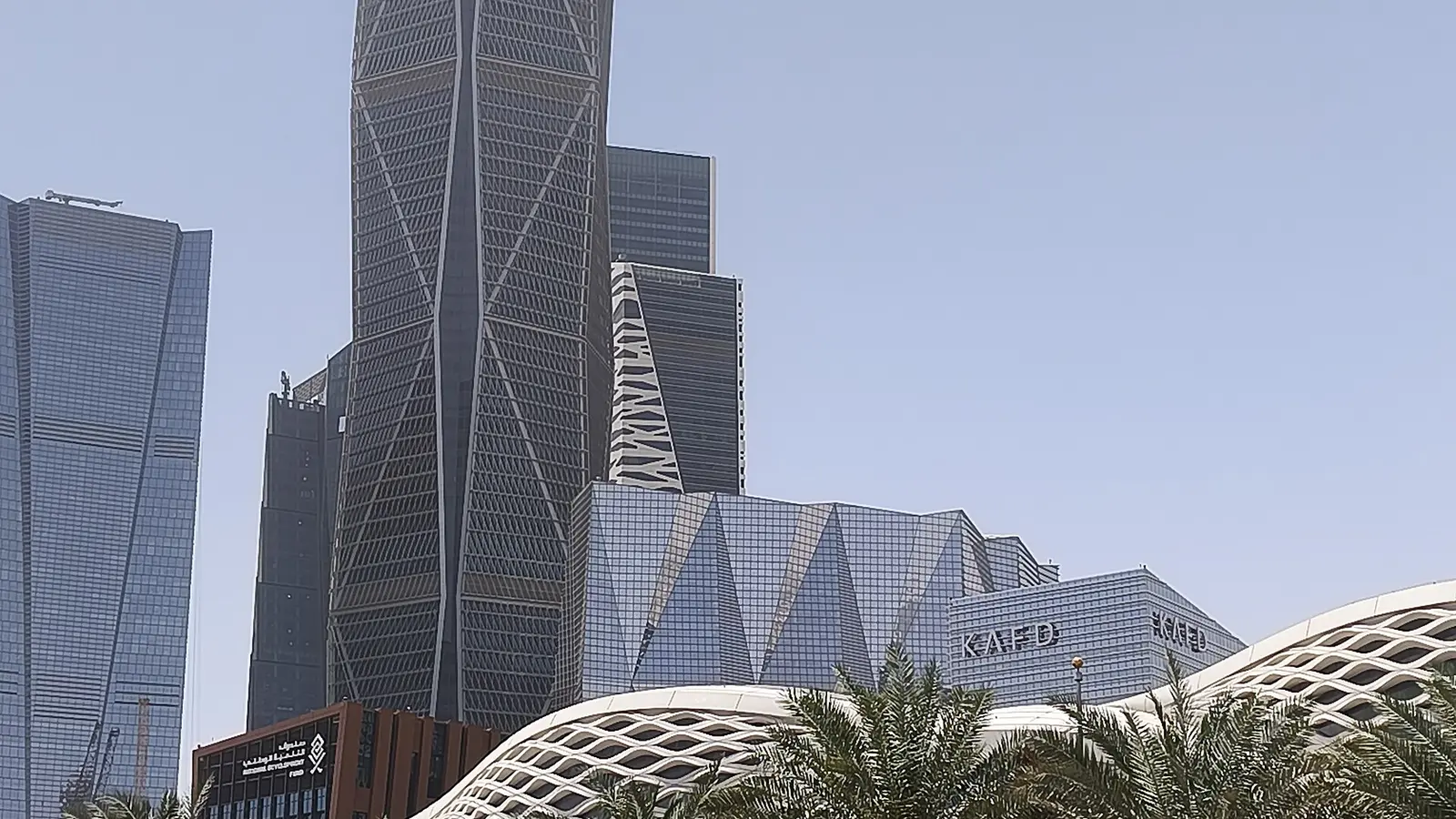 أبراج مركز الملك عبدالله المالي في الرياض، مجمع أعمال عقاري حديث يعكس نشاط القطاع الذي تنظمه الهيئة العامة للعقار