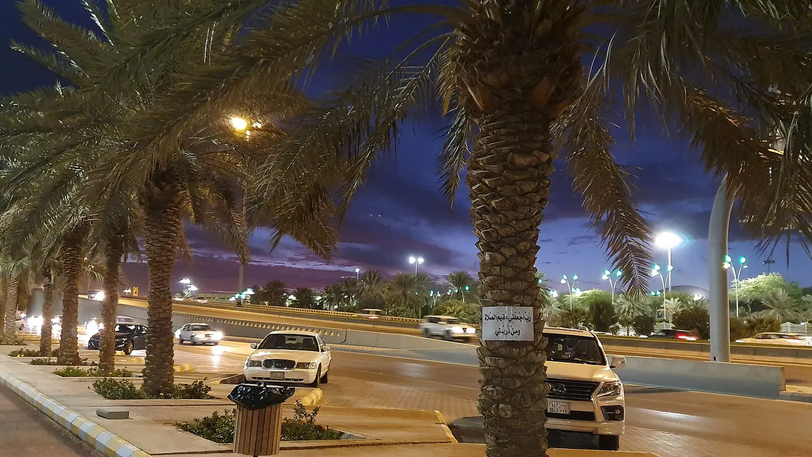 طريق الملك فهد في مدينة بريدة بمنطقة القصيم مساءً