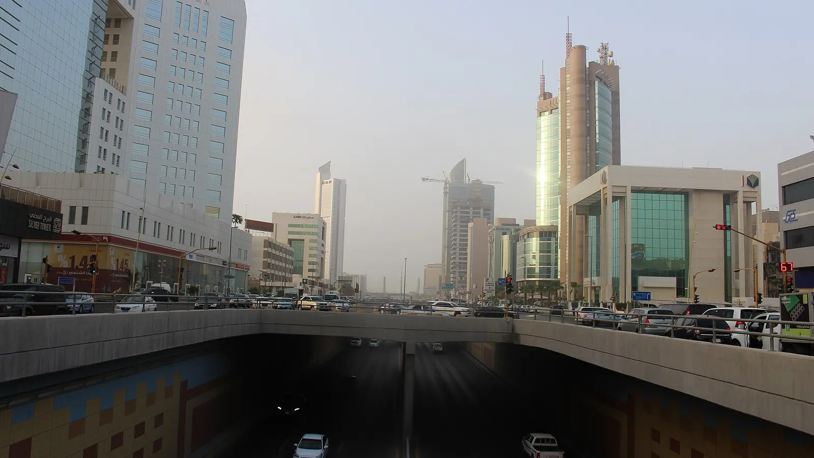 شارع تجاري بمبانٍ وأبراج في مدينة الخبر السعودية فوق نفق مروري