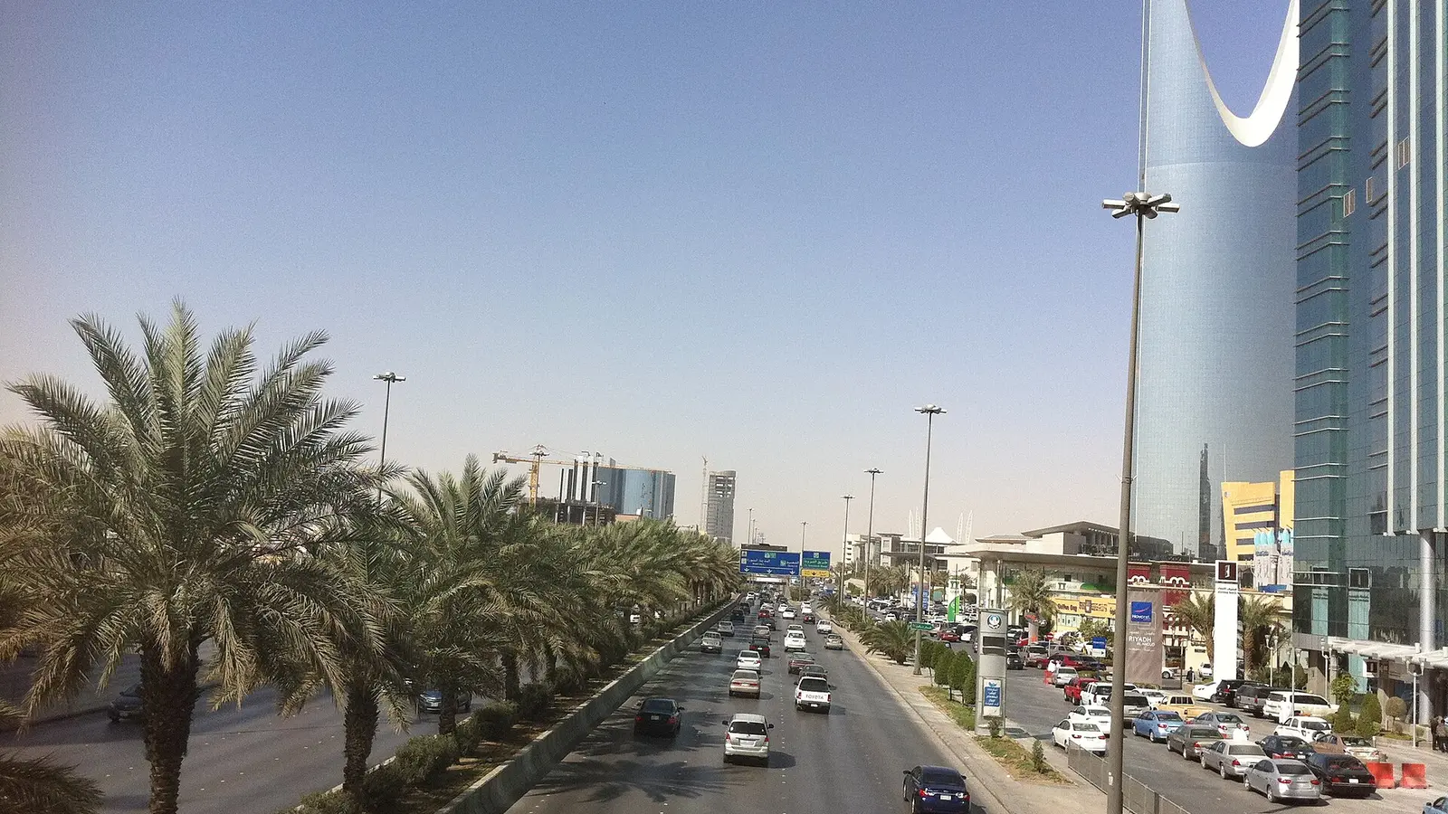 طريق الملك فهد في مدينة الرياض نهارًا، حيث تقع مقار الجهات التي تُنجز لدى المقيم إجراءاته قبل المغادرة