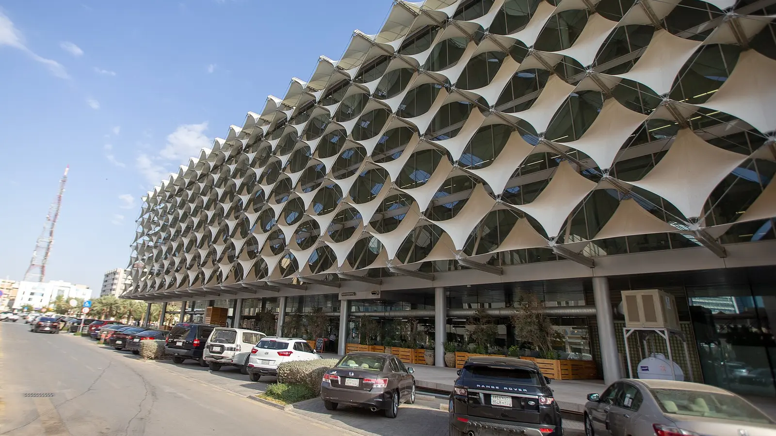 واجهة مكتبة الملك فهد الوطنية في الرياض بتصميمها المعماري المميز