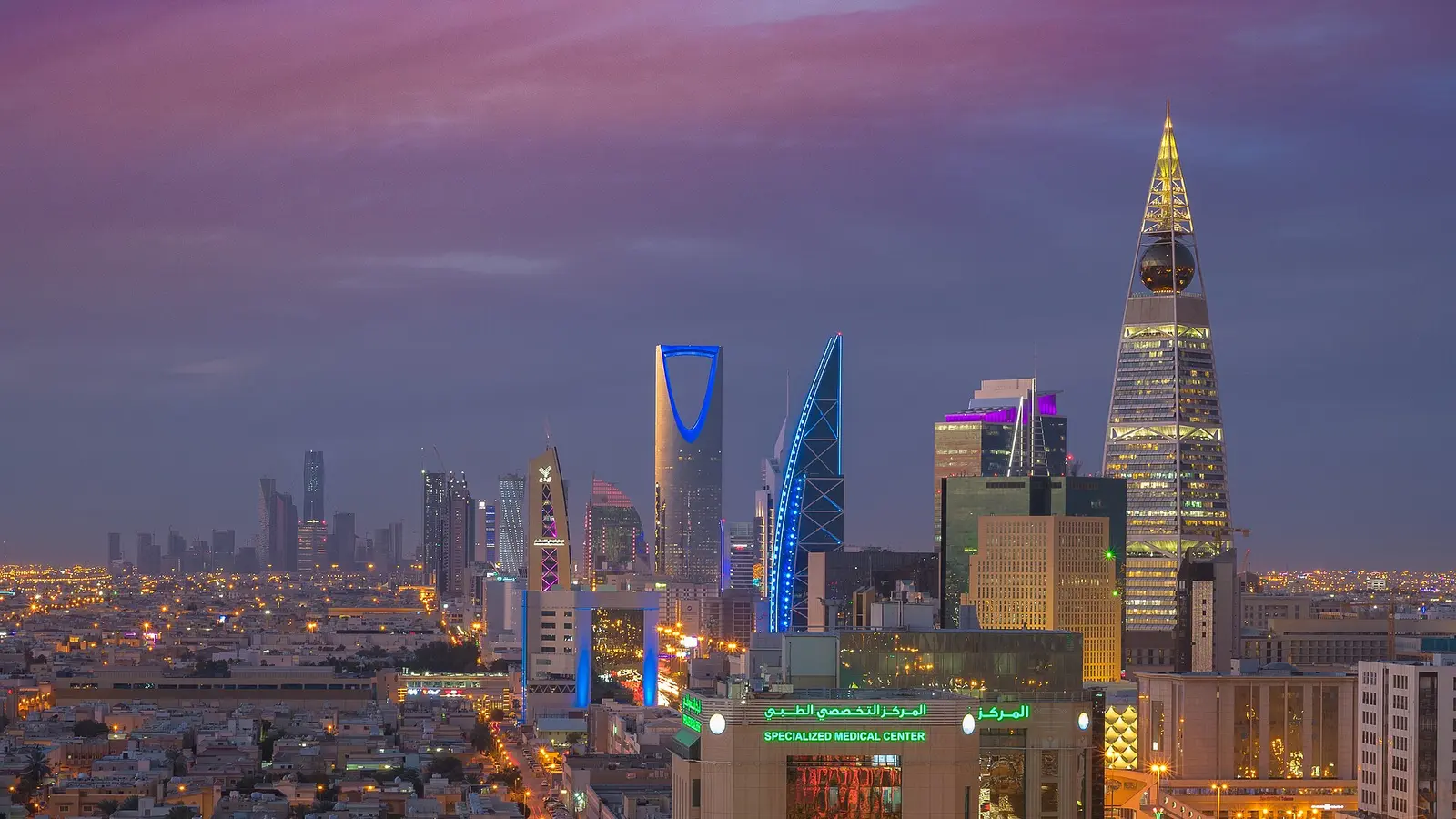 أفق مدينة الرياض عند الغروب وقد أُضيئت أبراجها ومبانيها، وهو المشهد الذي يقف خلفه استهلاك الكهرباء الذي تقيسه العدادات وتصدر به الفاتورة الشهرية