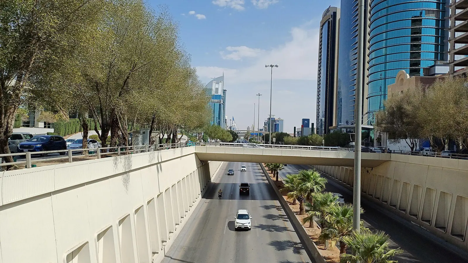 طريق الملك فهد في الرياض وأبراج المكاتب على جانبيه في وضح النهار