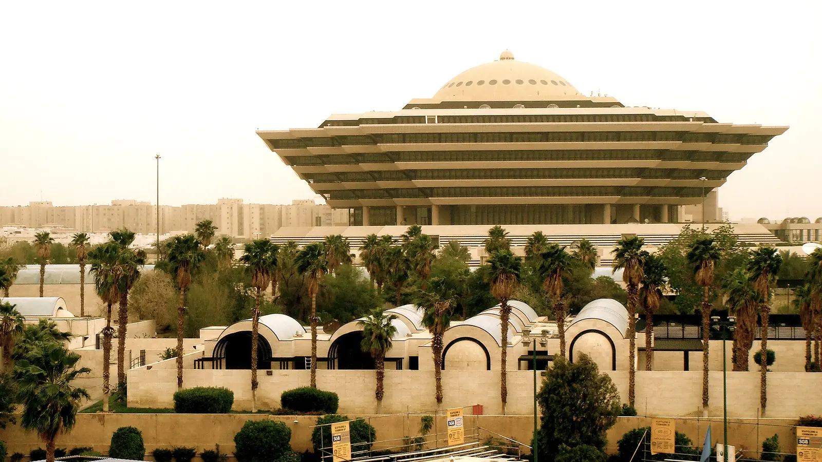 مبنى حكومي سعودي في الرياض بتصميمه الدائري المميز تحت سماء صافية