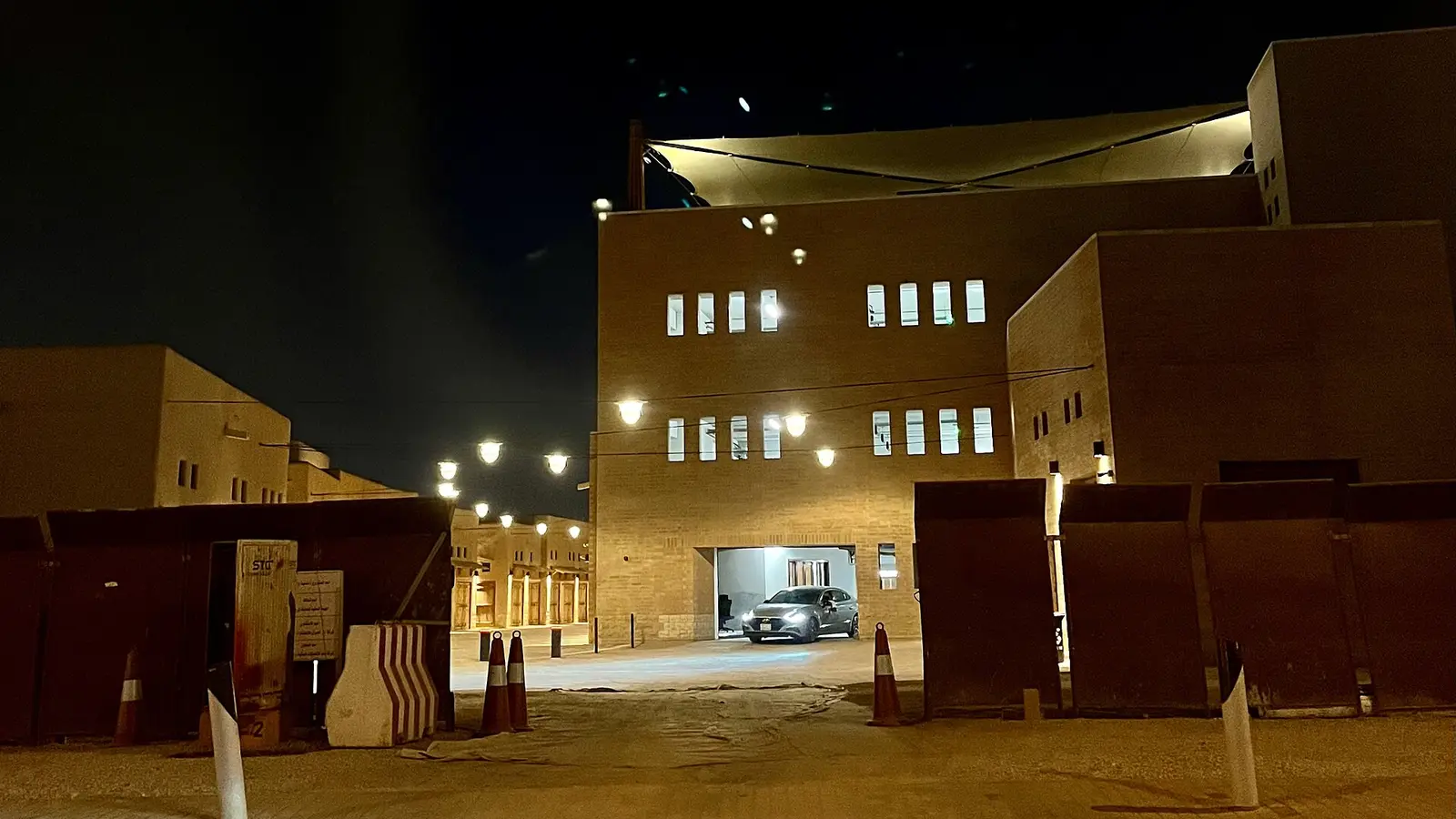 واجهة مبنى سكني حديث في أحد أحياء الرياض ليلًا