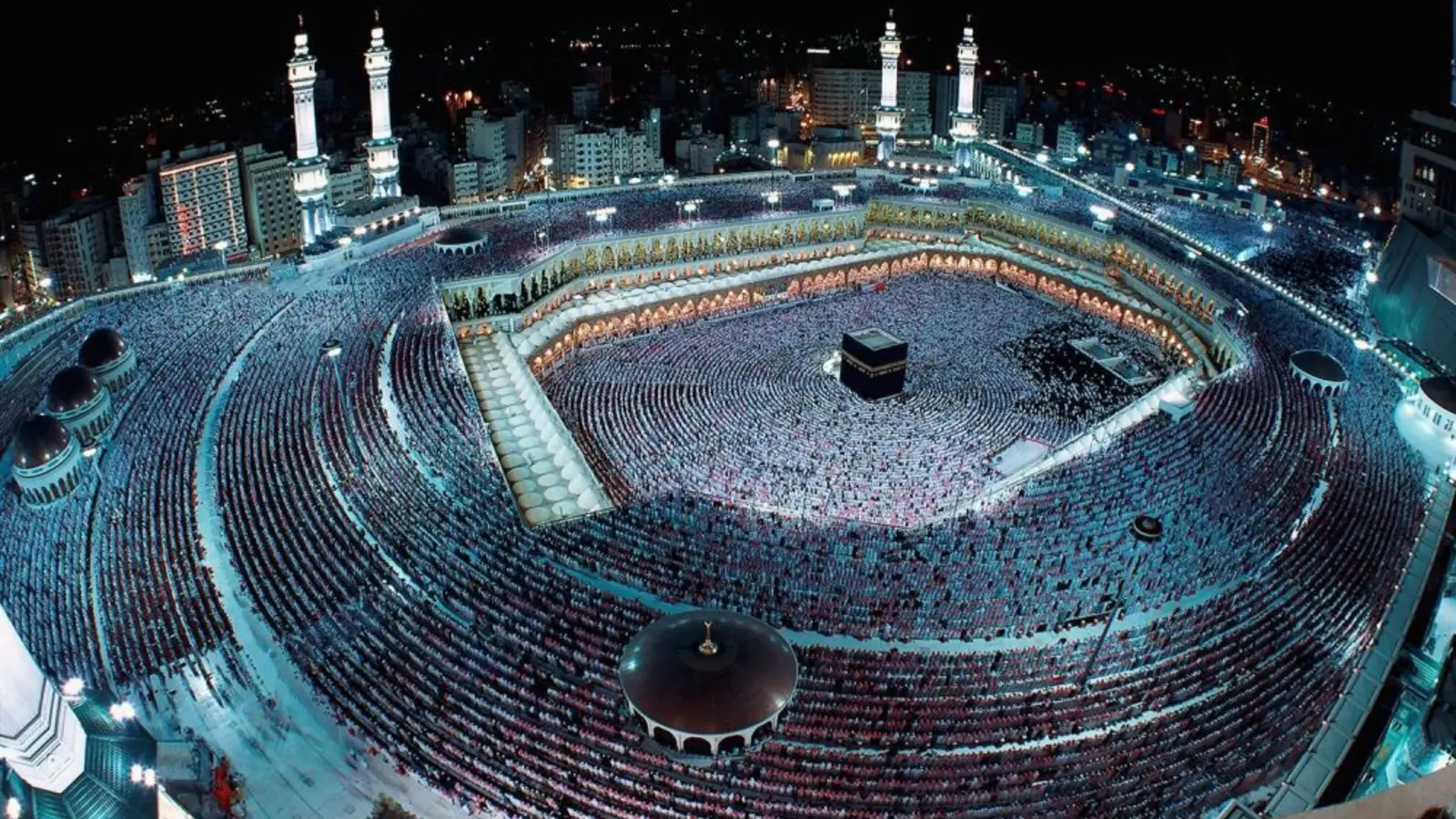 المسجد الحرام في مكة المكرمة ليلًا خلال موسم الحج، حيث يؤدي القادمون بتأشيرة الحج مناسكهم
