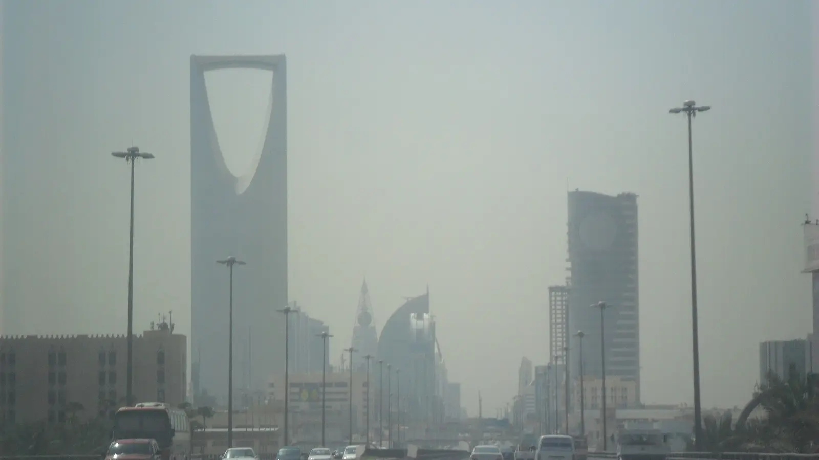 طريق الملك فهد التجاري في حي العليا بالرياض، وأبراج زجاجية على جانبيه بلا لافتات تجارية واضحة أو وجوه ظاهرة