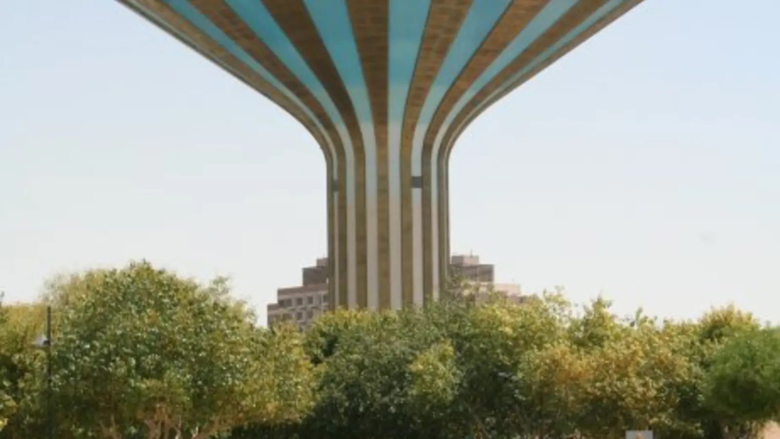 برج المياه القديم في مدينة الرياض، أحد معالم البنية التحتية لخدمات المياه في المملكة العربية السعودية