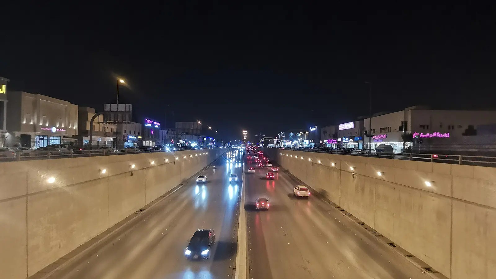 حركة مرور ليلية في نفق بأحد شوارع الرياض الرئيسية