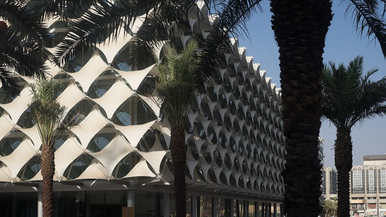مكتبة الملك فهد الوطنية في الرياض، مبنى مؤسسة سعودية رسمية بواجهة معمارية مميزة