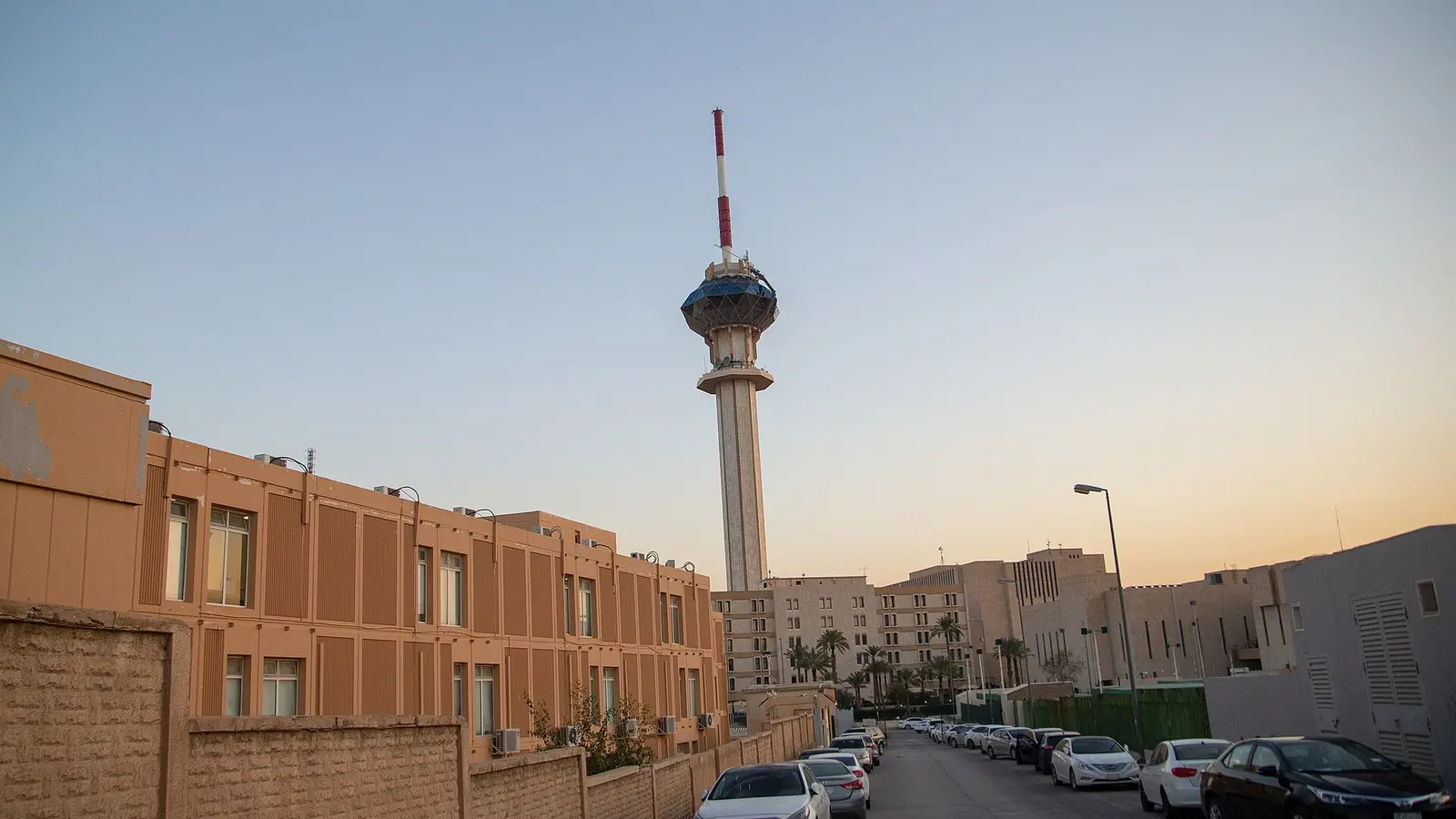 برج الاتصالات وشارع سكني في الرياض — صورة توضيحية عامة لا صلة مباشرة لها بخدمة إسقاط الاسم في سجل الأسرة
