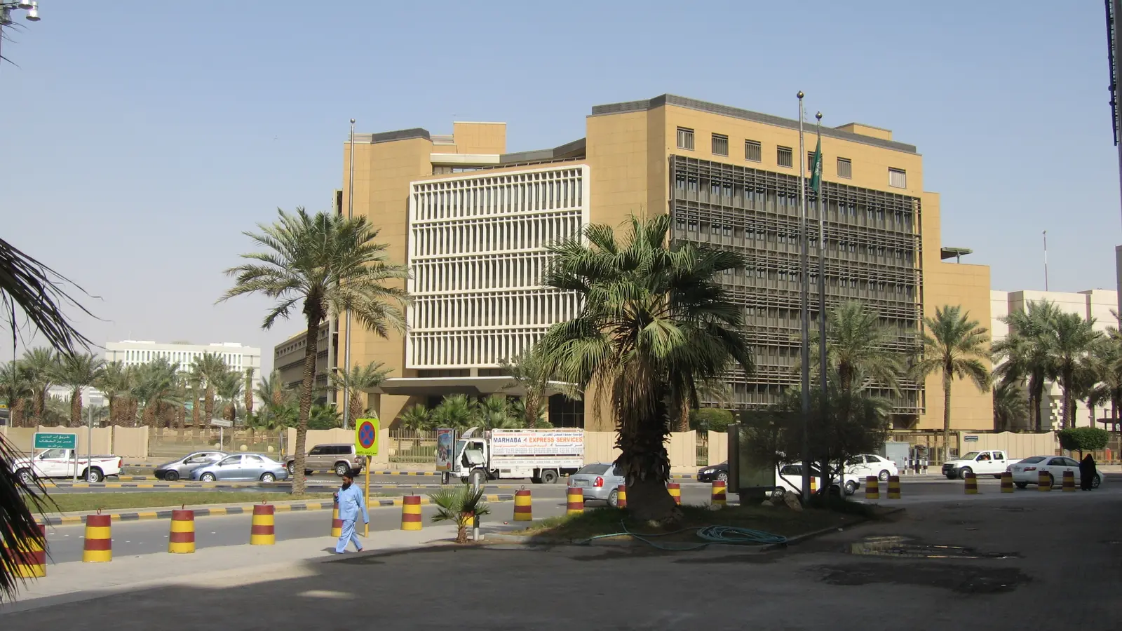 مبنى وزارة حكومية سعودية في مدينة الرياض تحيط به أشجار النخيل وترفرف عليه راية المملكة