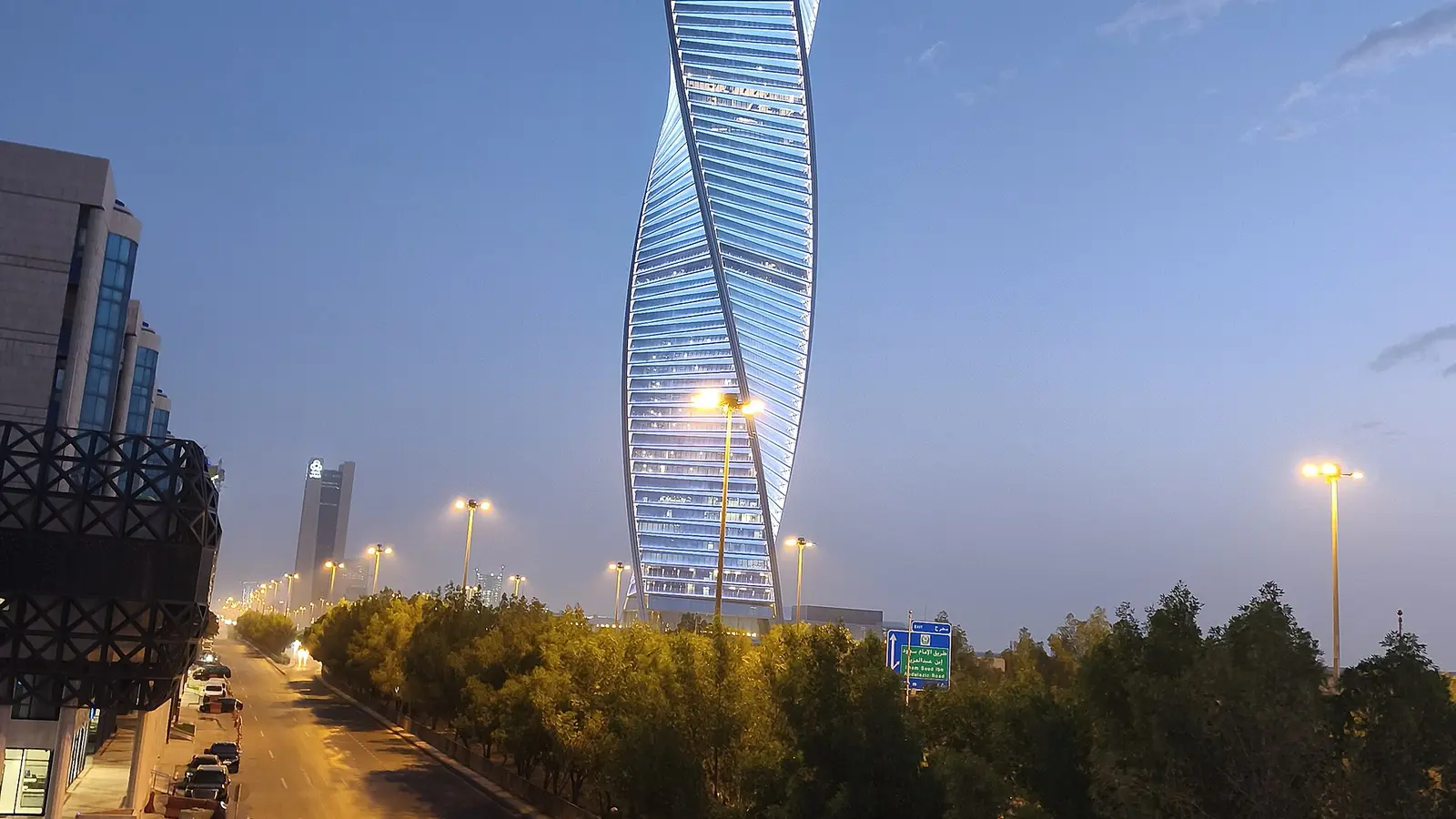 برج ماجدول الملتوي في الرياض عند الغسق ضمن مباني الأعمال والاستثمار بالعاصمة السعودية