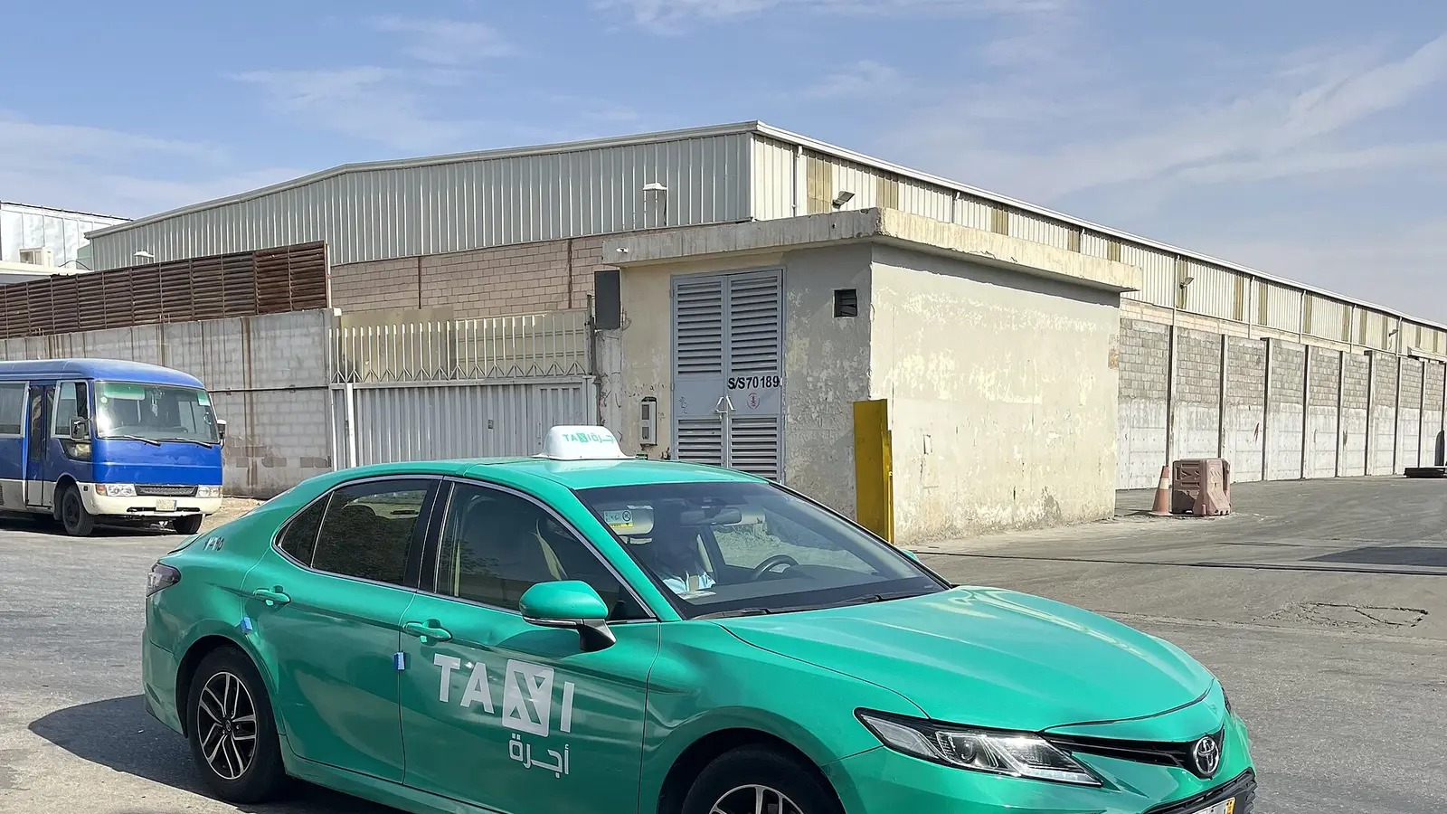 سيارة أجرة خضراء تحمل لافتة TAXI أجرة تقف في شارع بالرياض، من مركبات نشاط الأجرة الخاضعة لاشتراطات الهيئة العامة للنقل