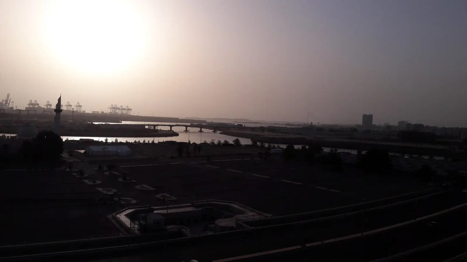 ميناء جدة الإسلامي عند الغروب، حيث تصل الشحنات الخاضعة لشهادات مطابقة وإرسالية هيئة المواصفات والمقاييس