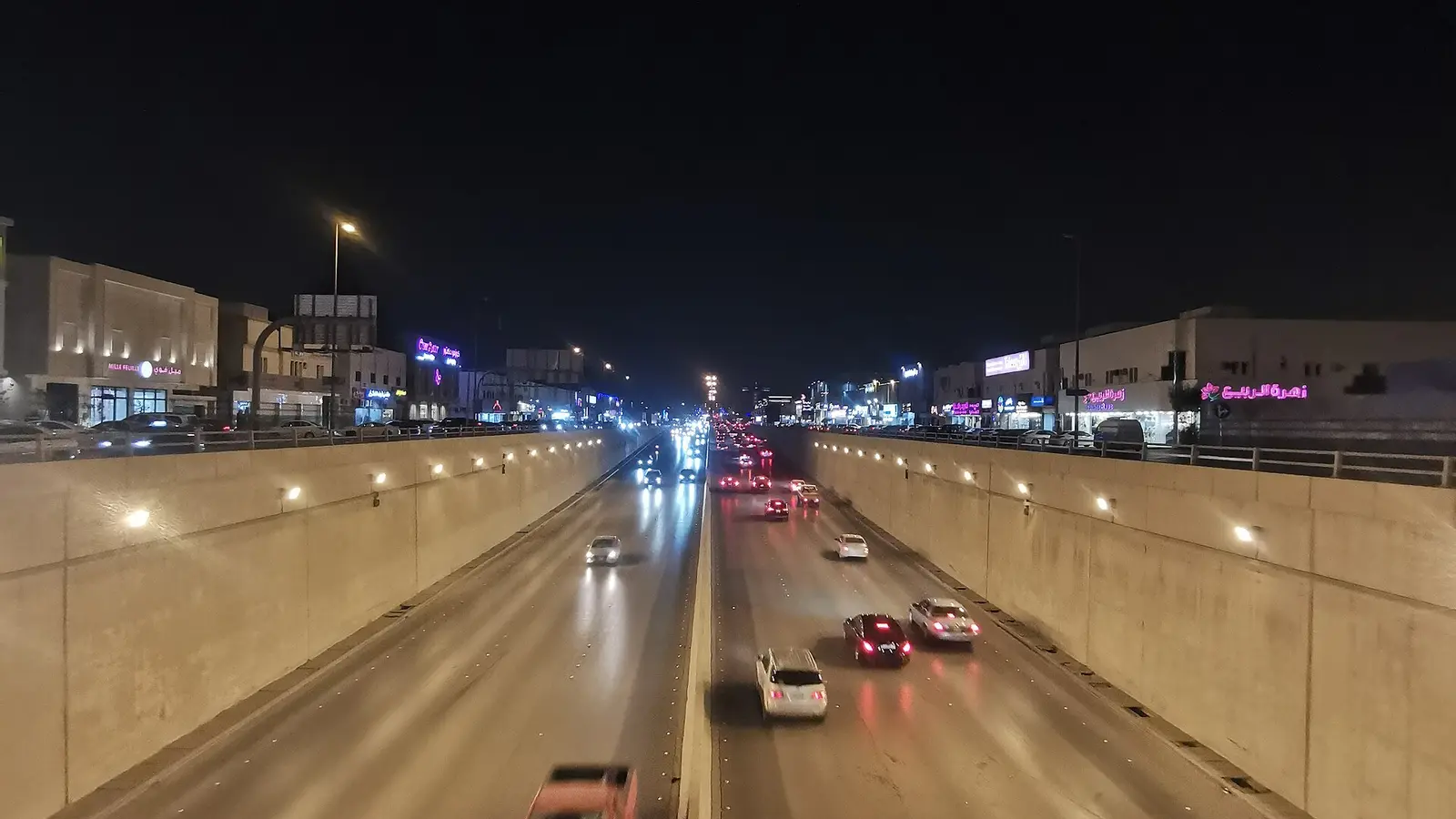 طريق نفقي مزدحم بالسيارات ليلًا في الرياض