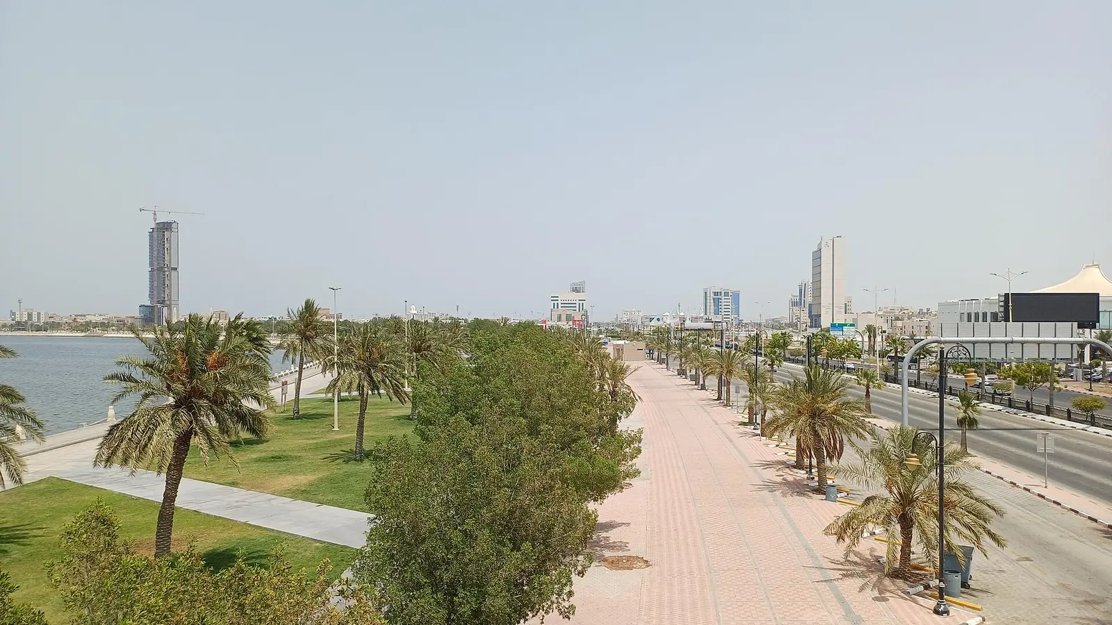 منظر علوي لكورنيش الدمام وأبراج المدينة على ساحل الخليج في المنطقة الشرقية