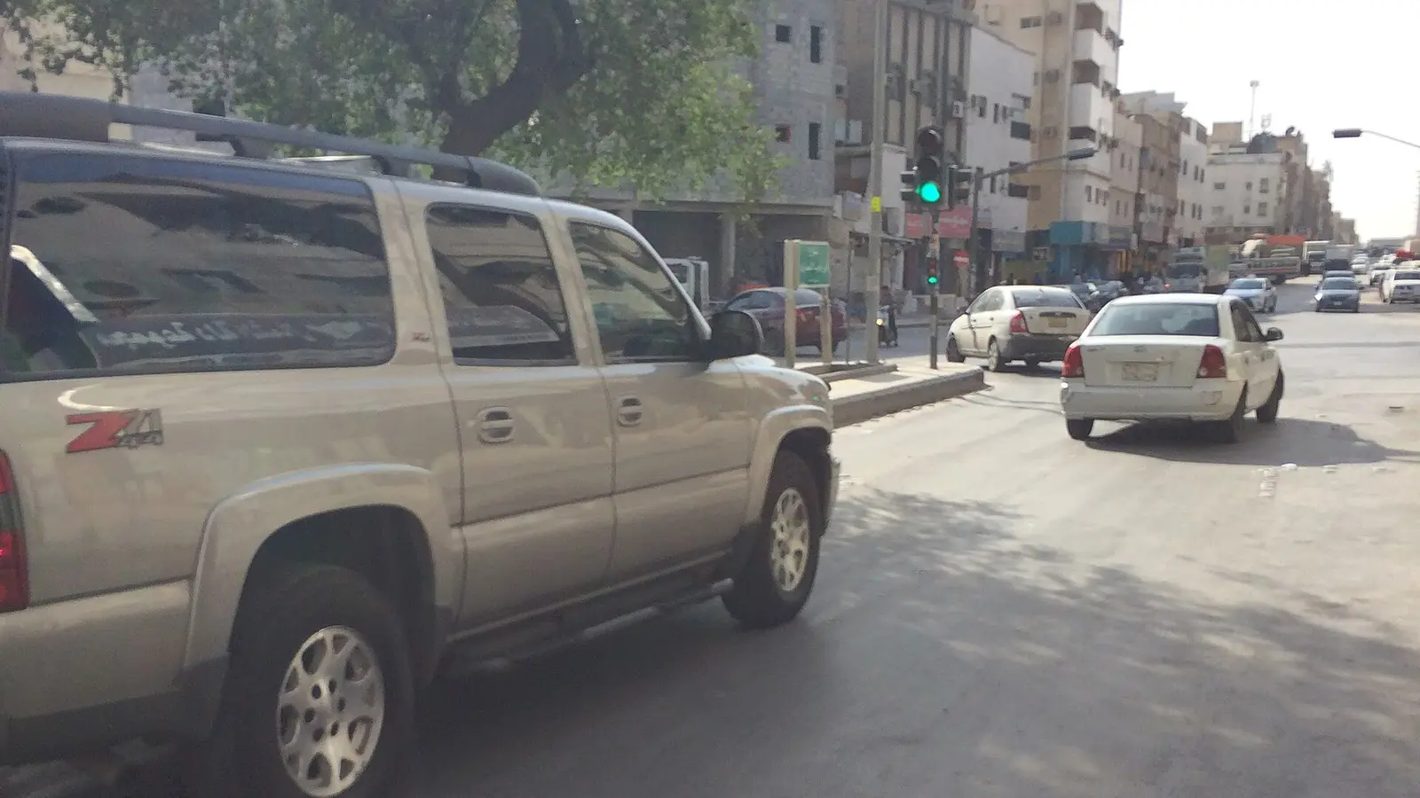 شارع أبو أيوب الأنصاري في الرياض بمبانيه ومحاله وحركة السيارات
