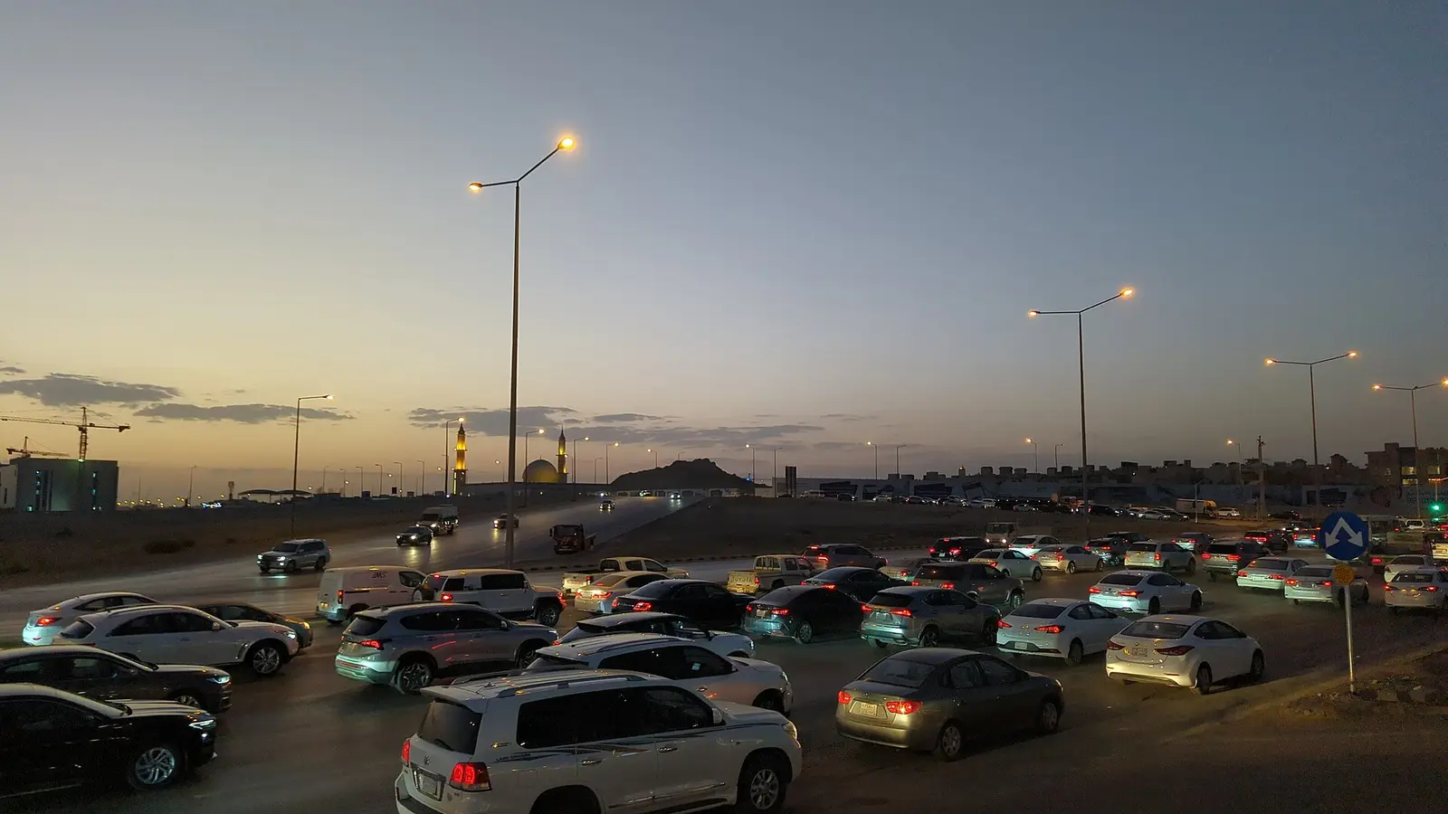 ازدحام مروري لمركبات على طريق في حي النرجس بمدينة الرياض عند المغيب