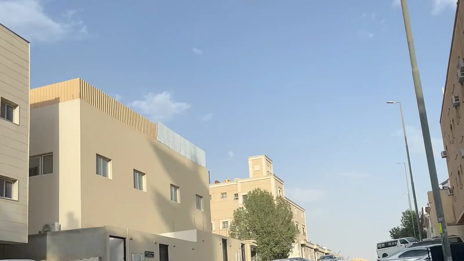 شارع سكني وتجاري في حي الضباط بمدينة الرياض، حيث تنتشر مكاتب الخدمات العامة الصغيرة