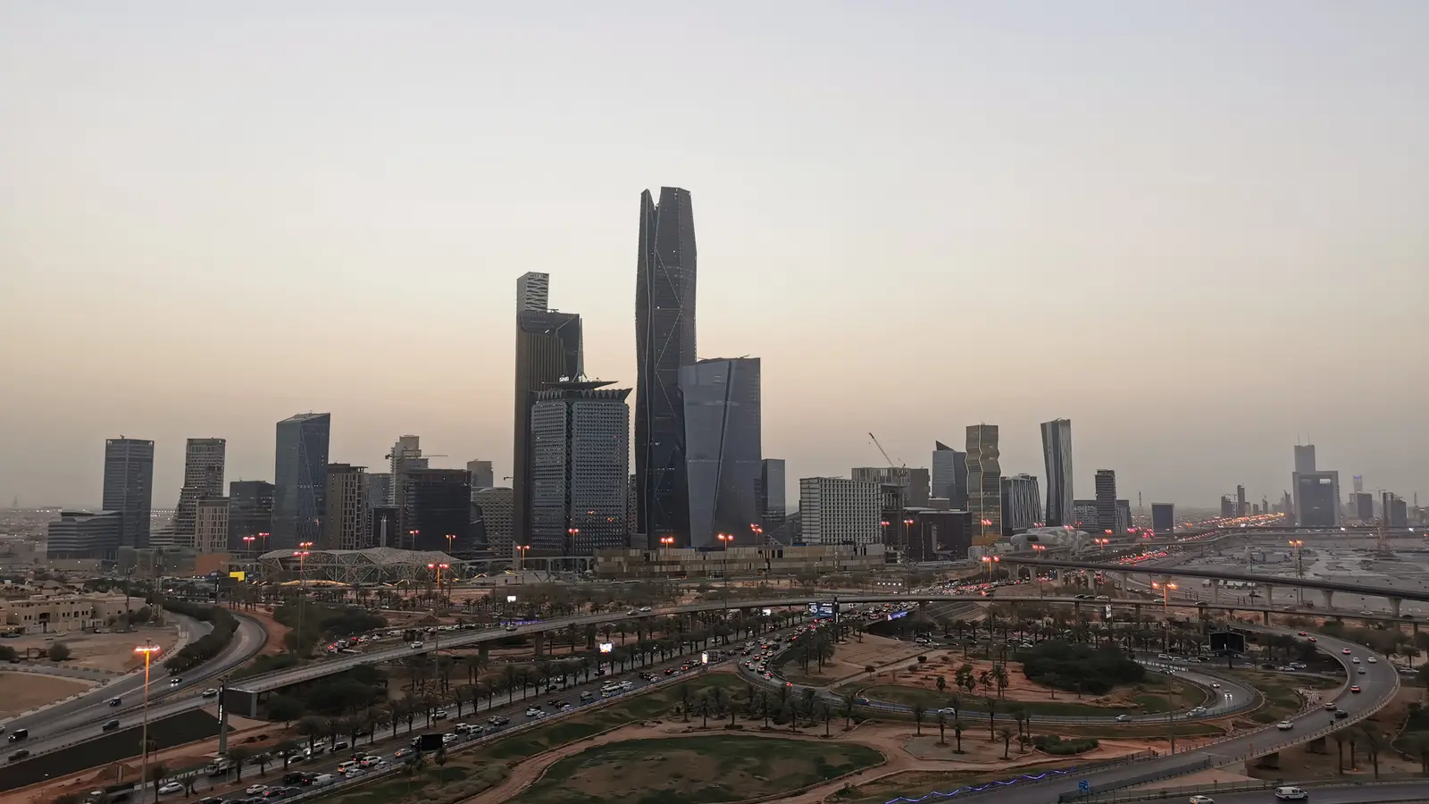 أبراج مركز الملك عبدالله المالي في الرياض، حيث تتركّز مقار الأعمال والمكاتب الإدارية في السعودية