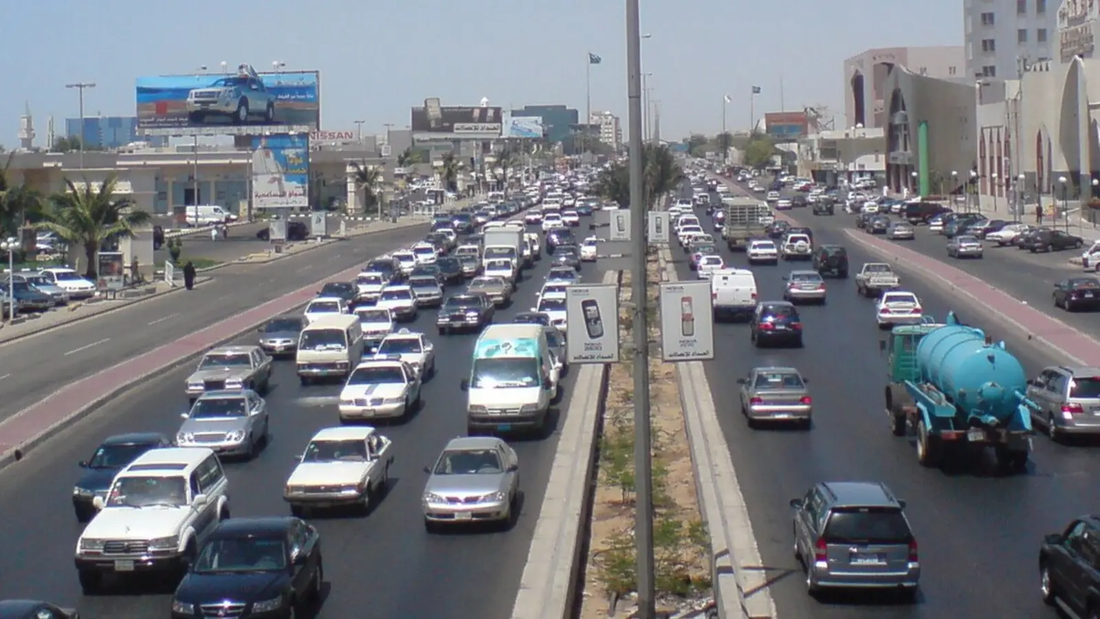 ازدحام مركبات على طريق المدينة المنورة في مدينة جدة بالمملكة العربية السعودية