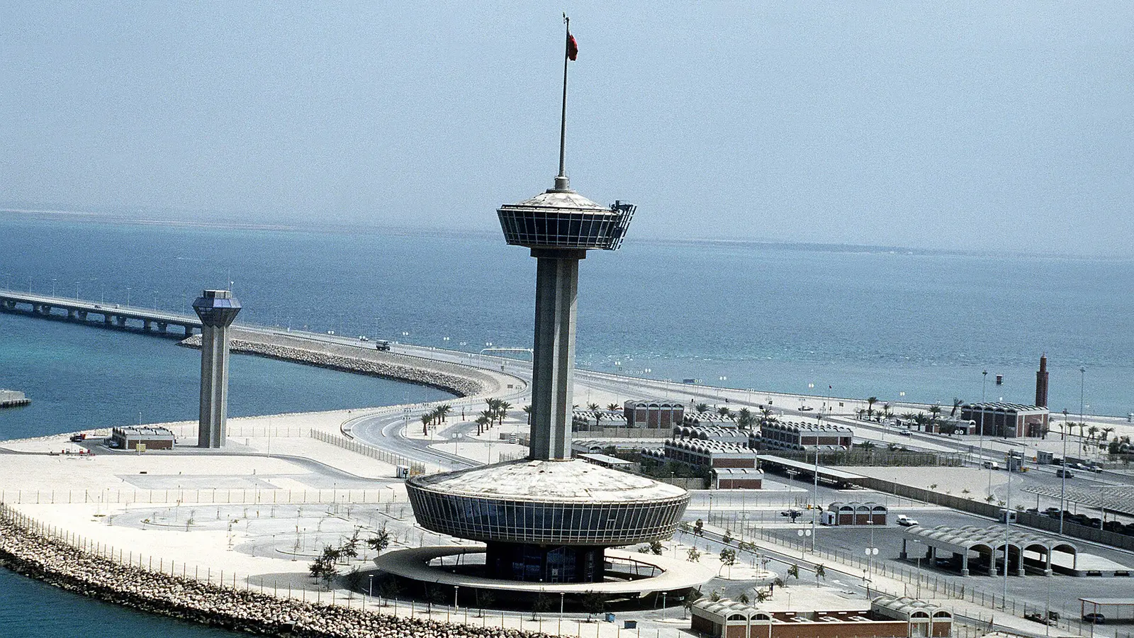 جزيرة الجمارك على جسر الملك فهد الرابط بين المملكة العربية السعودية والبحرين، وتظهر فيها مباني إنهاء الإجراءات وبرجا المراقبة