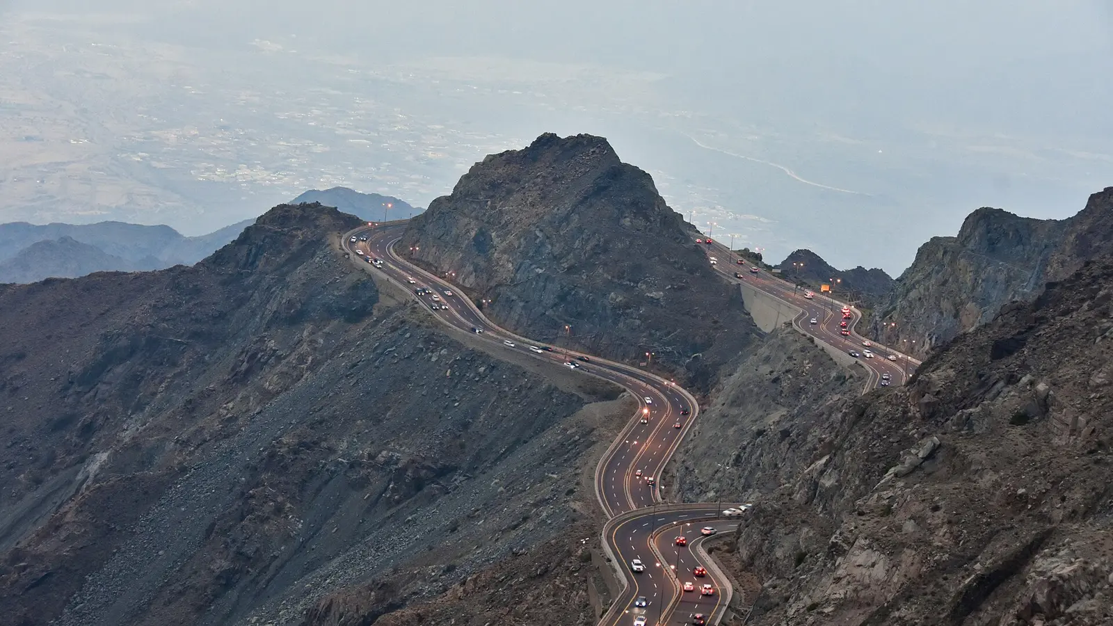 طريق عقبة الهدا الجبلي المتعرّج المؤدي إلى الطائف عند الغسق