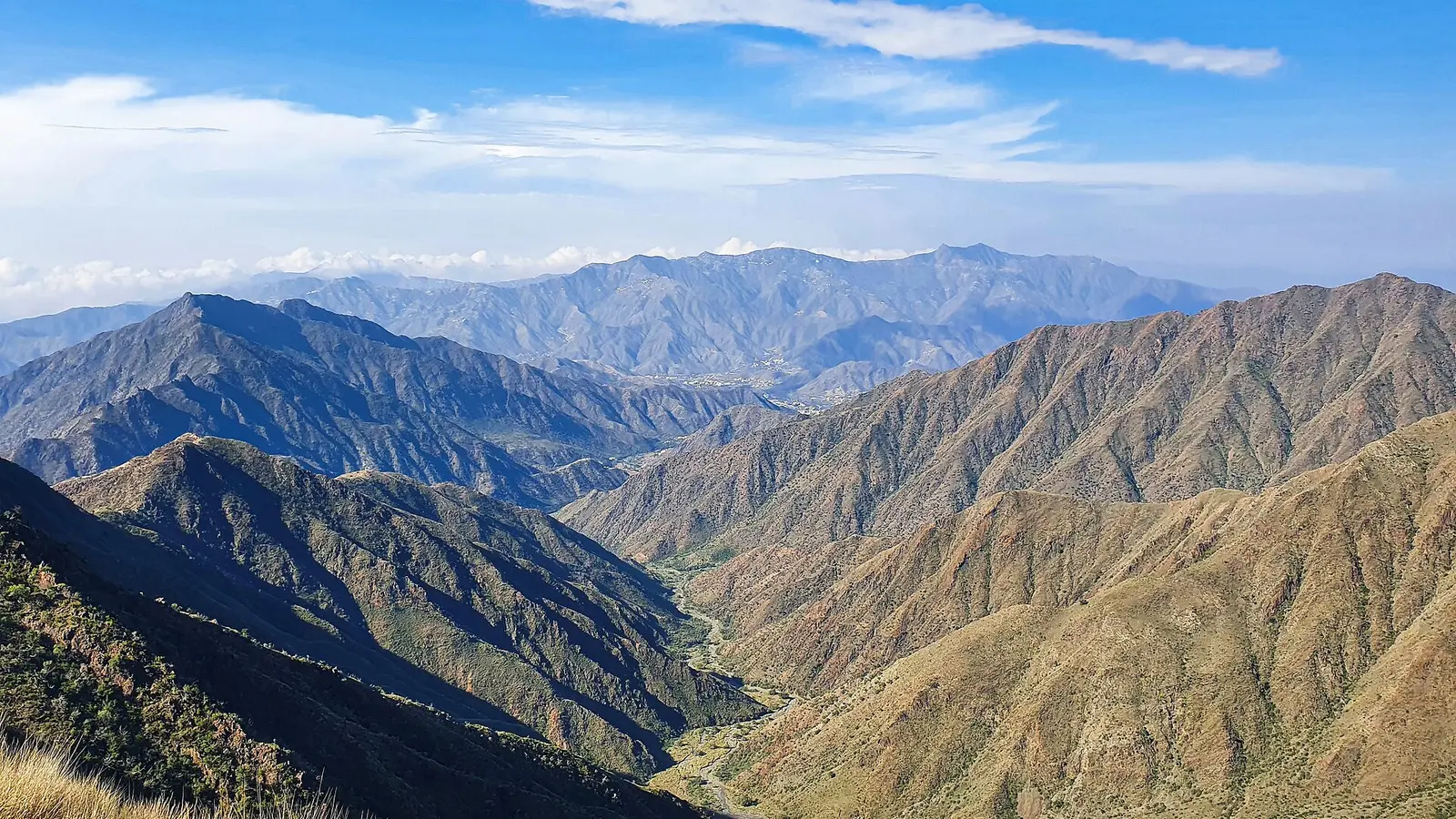 منظر لجبال السراة في منطقة عسير جنوب غرب السعودية، بمنحدرات حادة وأودية عميقة تمرّ بينها الطرق الجبلية