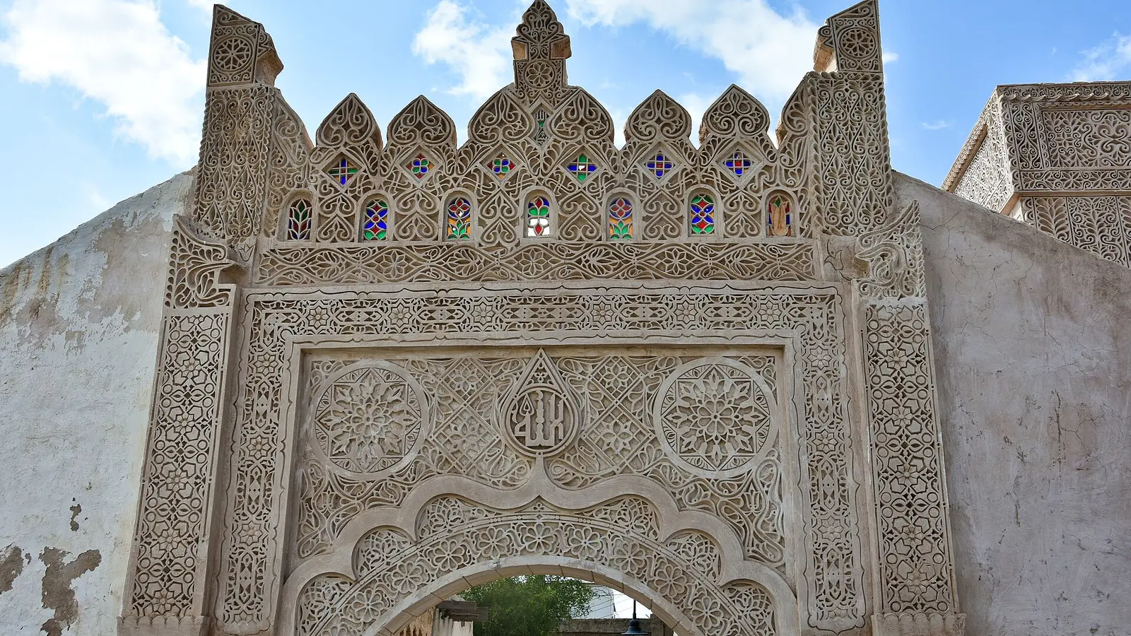 بوابة بيت الرفاعي التاريخي بجزيرة فرسان، نقوش جصية تقليدية فوق مدخل مقوّس
