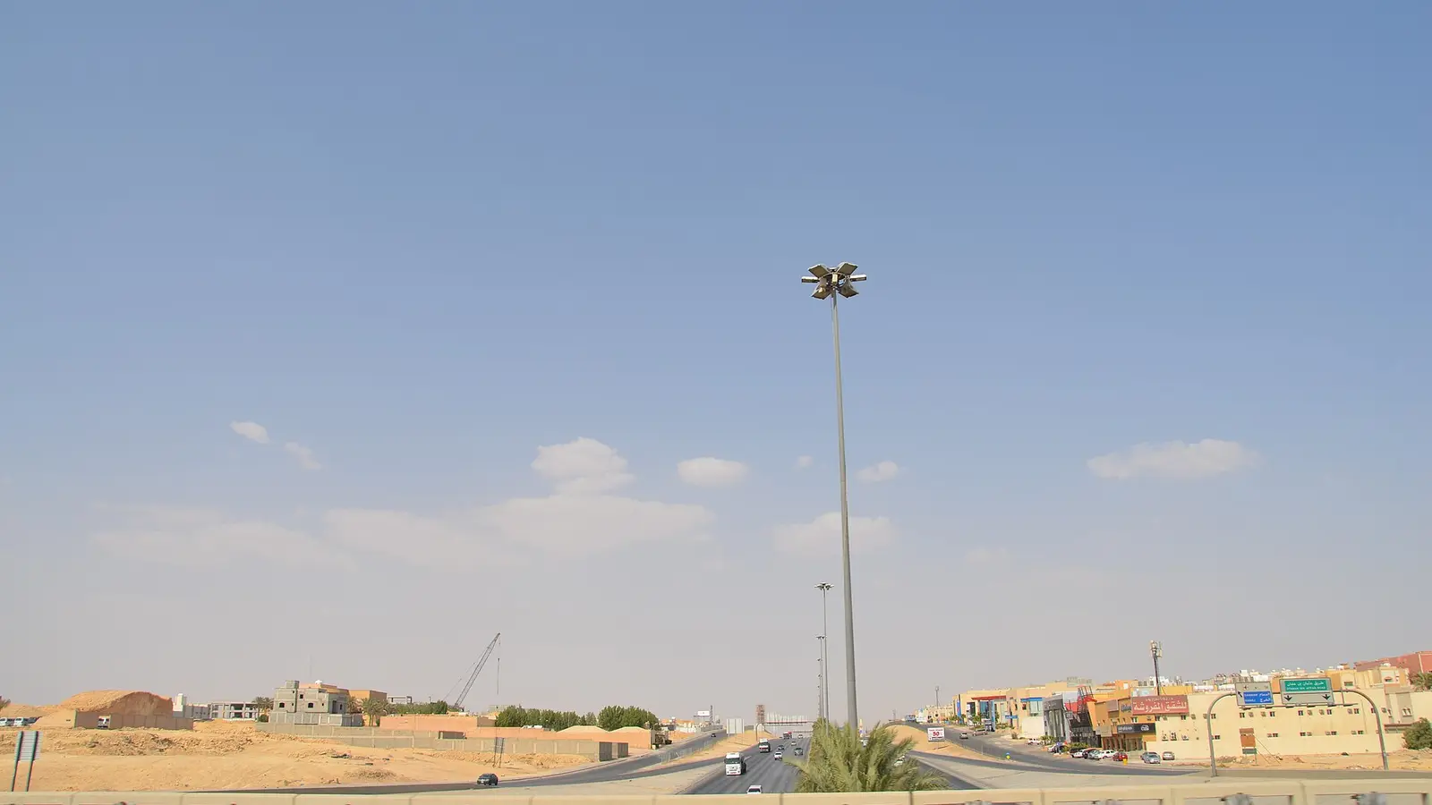 لوحة إرشادية لمخرج رقم 6 عند تقاطع طريق أبوبكر الصديق مع الطريق الدائري الشمالي في الرياض
