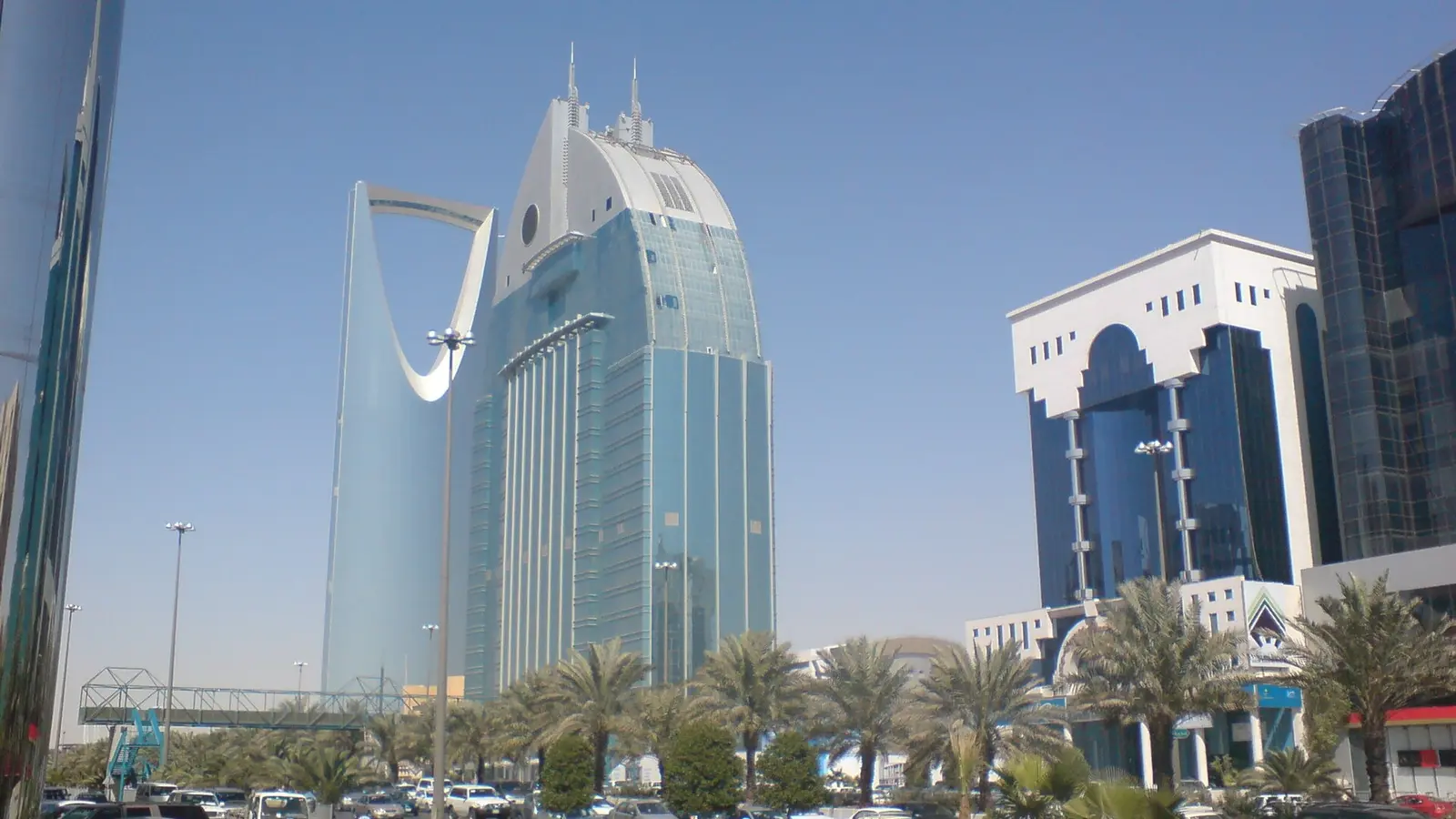برج العنود ومركز المملكة في حي الأعمال بالرياض، حيث تصدر أنظمة العمل ونقل خدمات العمالة للمنشآت