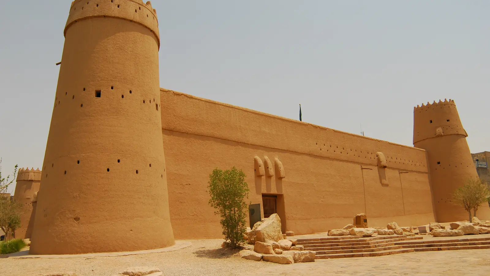 قصر المصمك التاريخي في الرياض، أحد أبرز المواقع التي يقدّم فيها المرشدون السياحيون المرخّصون خدمة الإرشاد للزوار