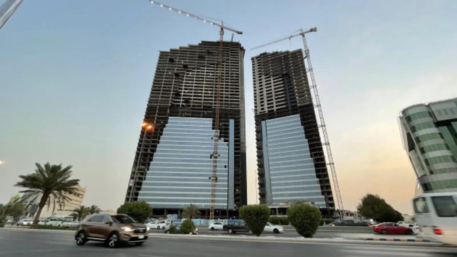 برجا المربع التوأم قيد الإنشاء في الرياض، قبل استخراج شهادة الإشغال (شهادة إتمام البناء)