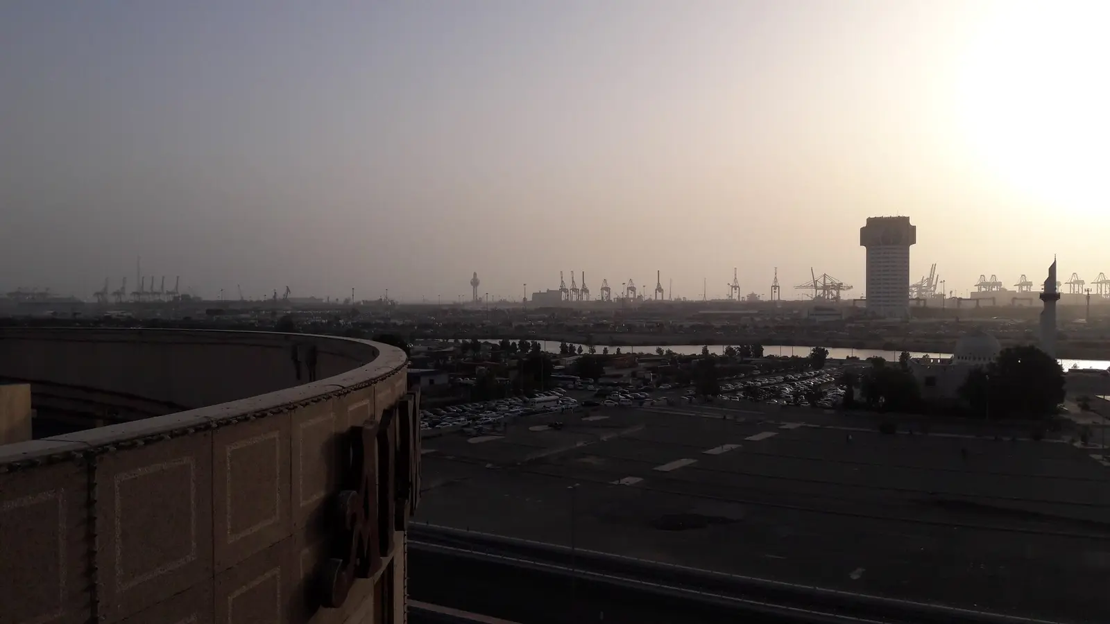 ميناء جدة الإسلامي عند الغروب، حيث تمر شحنات الصادرات السعودية بإجراءاتها الجمركية والمستندية