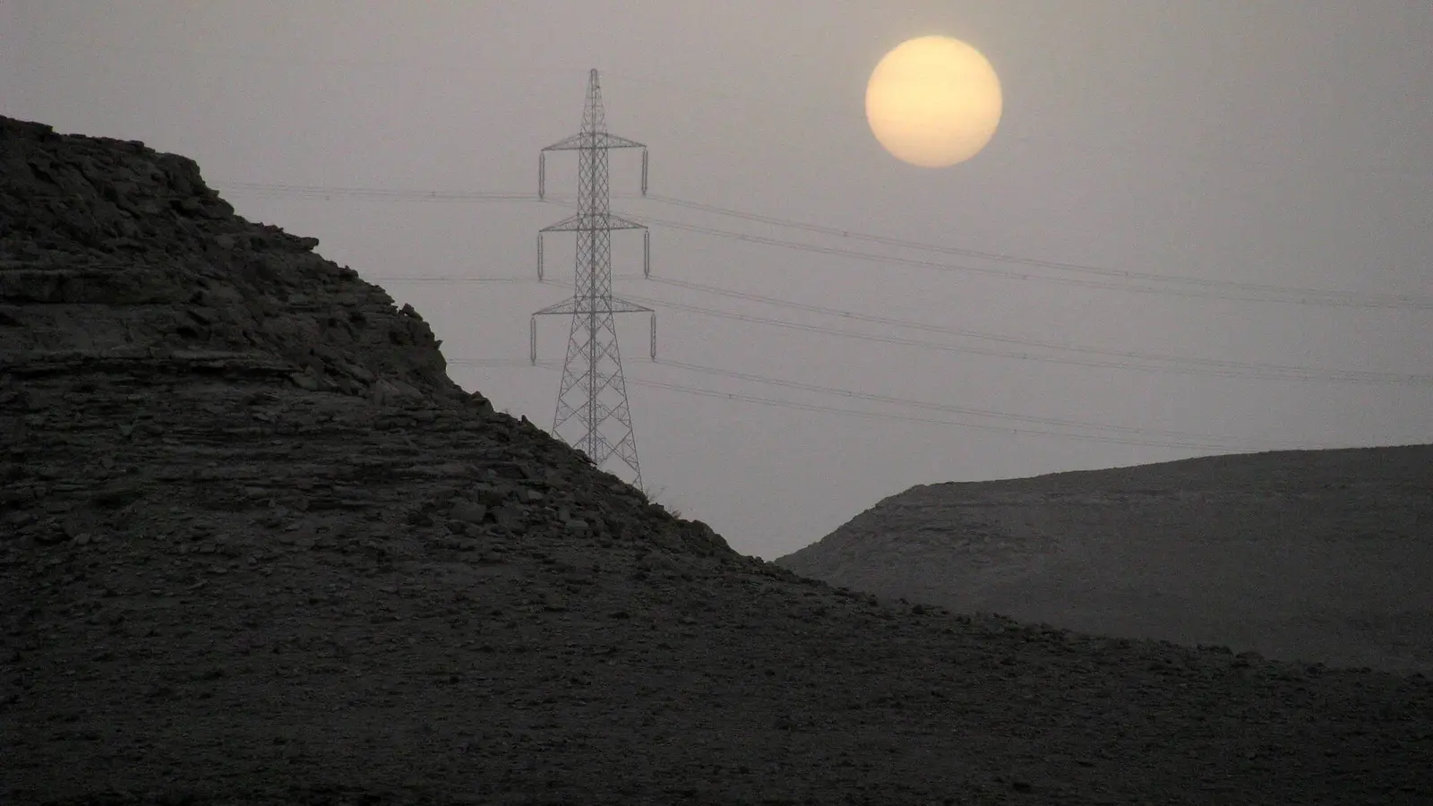 أعمدة نقل الكهرباء في الصحراء قرب الرياض