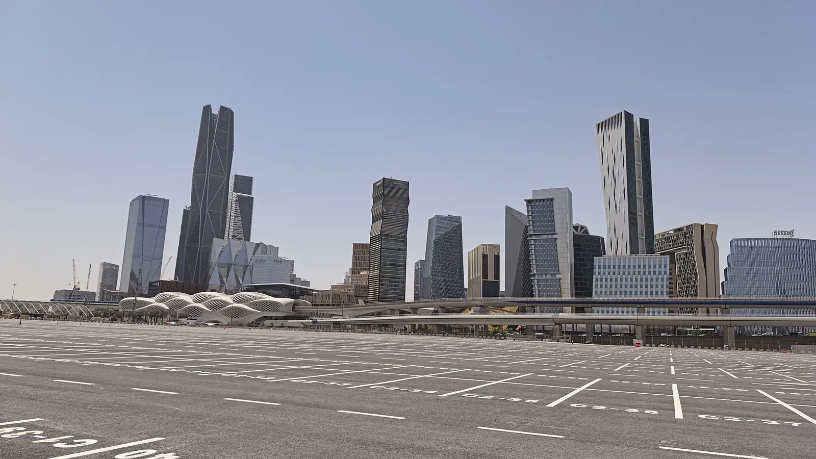 أبراج مكتبية حديثة في حي الملك عبدالله المالي بالرياض، بيئة عمل مهنية وقانونية نموذجية في السعودية