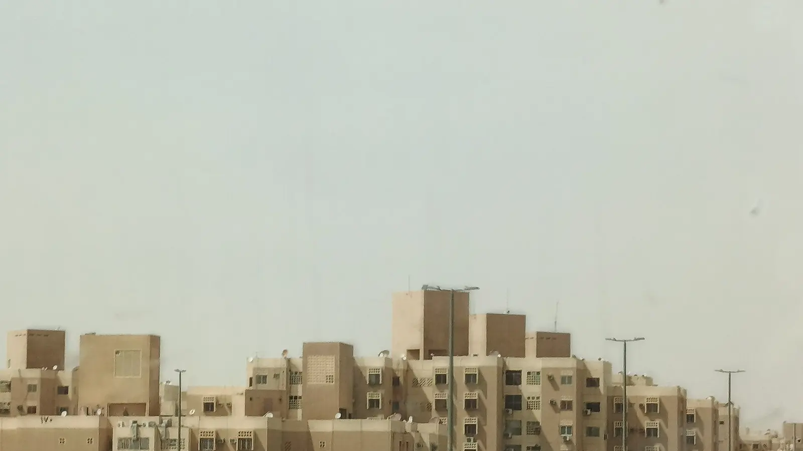 مبانٍ سكنية متعددة الطوابق في حي الإسكان جنوب الرياض، من النوع الذي يستهدفه برنامج الدعم السكني