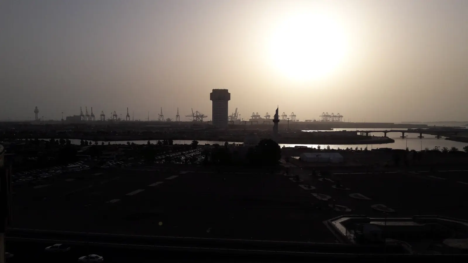 منظر عام لميناء جدة الإسلامي عند الغروب بأبراج الحاويات وبرج المراقبة، حيث تُنفَّذ عمليات الشحن التي ينظّمها وسطاء الشحن المرخّصون