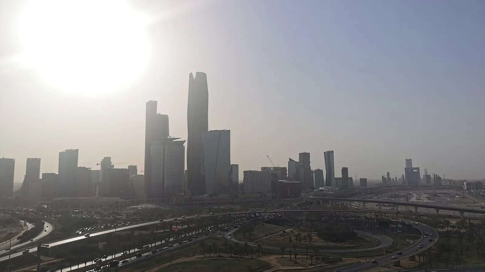 منظر عام لمركز الملك عبدالله المالي في الرياض بأبراجه وطرقه، تعبيرًا عن قطاع الأعمال والمنشآت التجارية في المملكة