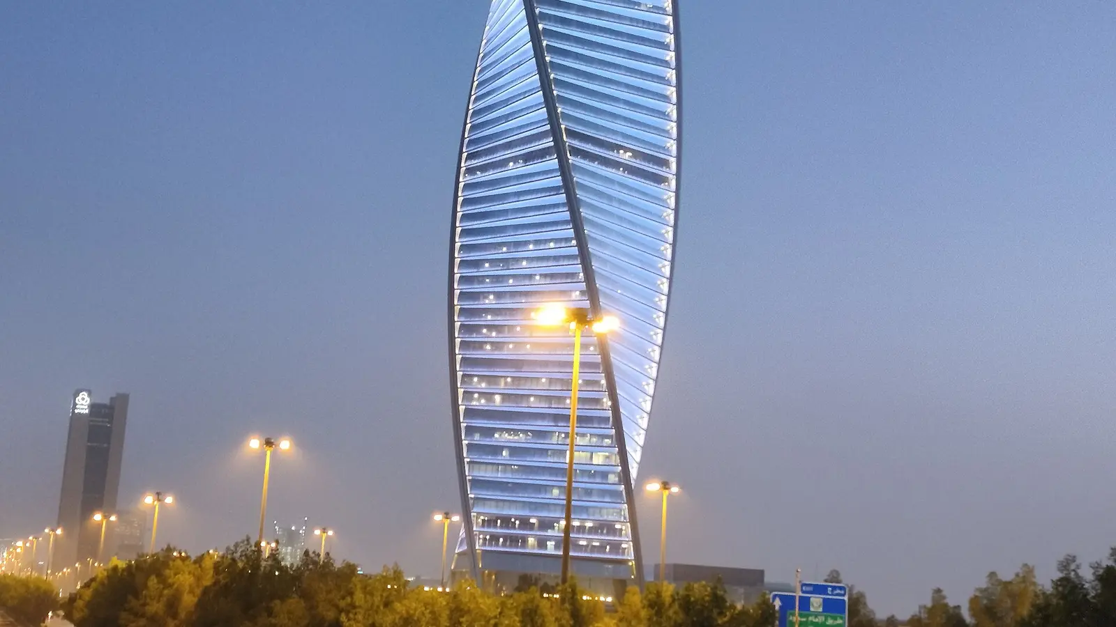 برج مجدول الملتوي في الرياض عند الغسق بواجهته الزجاجية، تعبيرًا عن قطاع الشركات والأعمال في المملكة